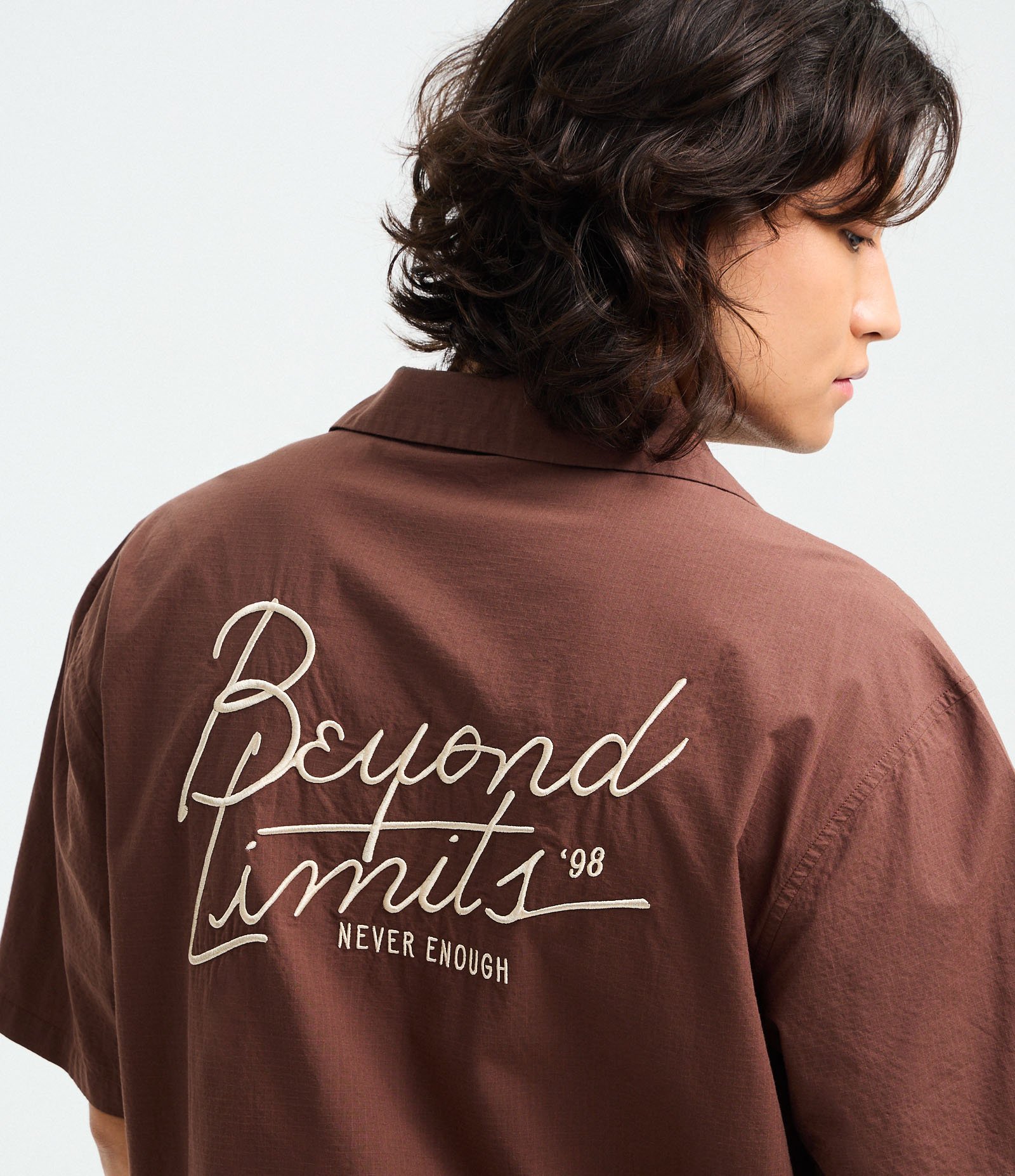 Camisa Boxy Manga Curta Texturizada com Lettering Bordado Marrom 3