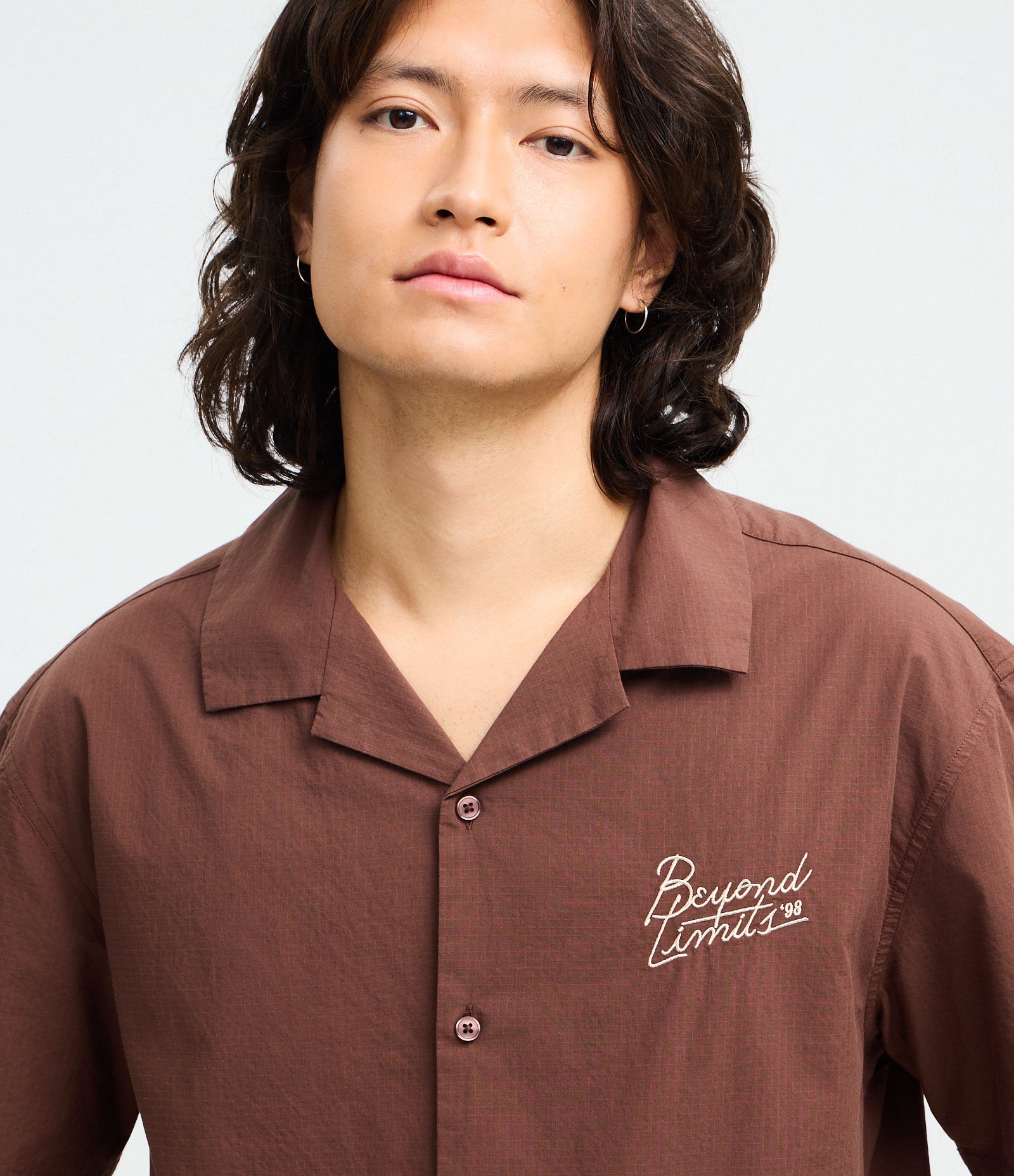 Camisa Boxy Manga Curta Texturizada com Lettering Bordado Marrom 4