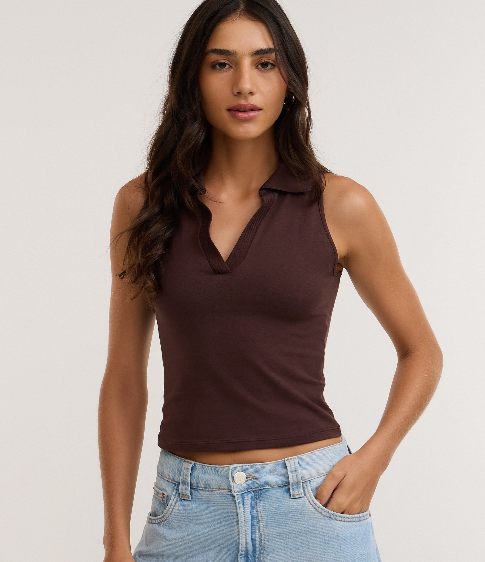 Blusa Polo em Decote V Sem Mangas Marrom Escuro 1