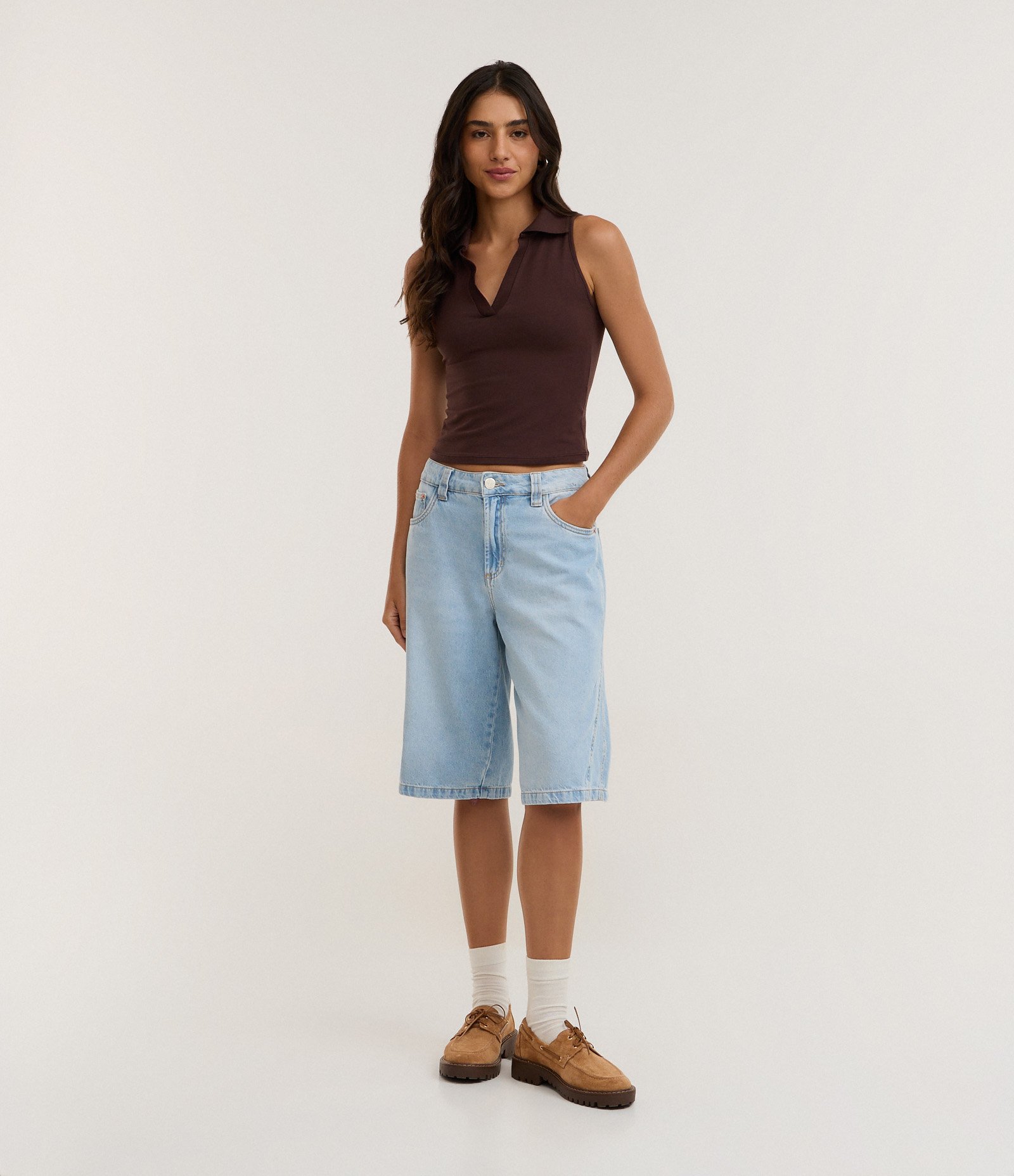 Blusa Polo em Decote V Sem Mangas Marrom Escuro 2