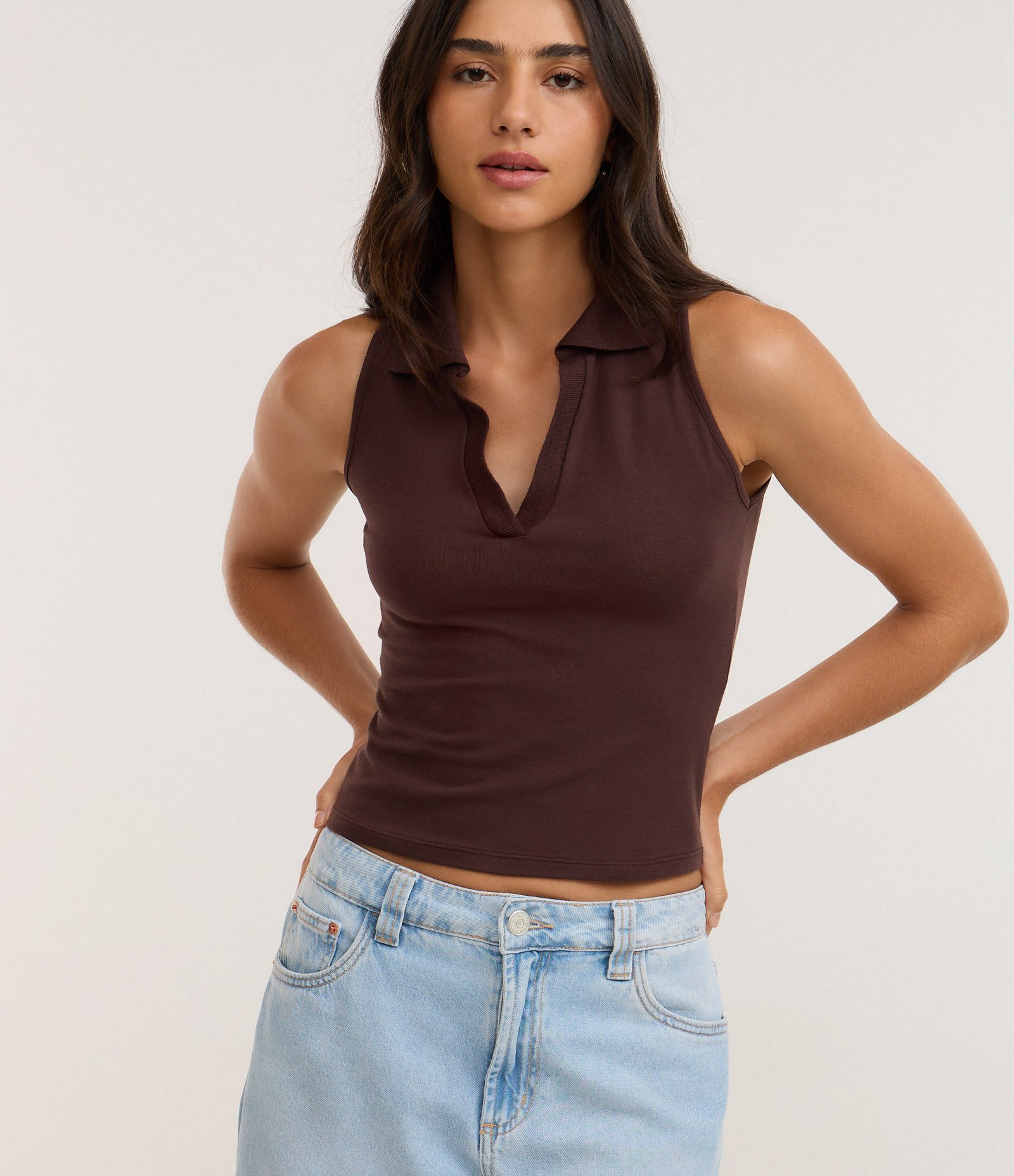 Blusa Polo em Decote V Sem Mangas Marrom Escuro 4
