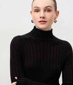 Blusa em Tricô com Gola Alta e Manga Longa