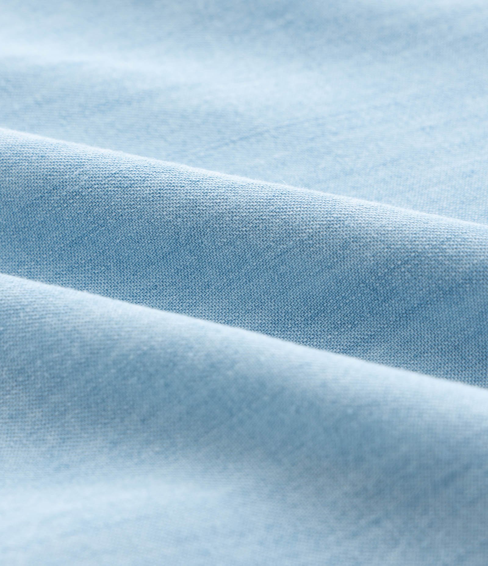 Camisa em Jeans com Bolsos Frontais Curve & Plus Size Claro 2 3