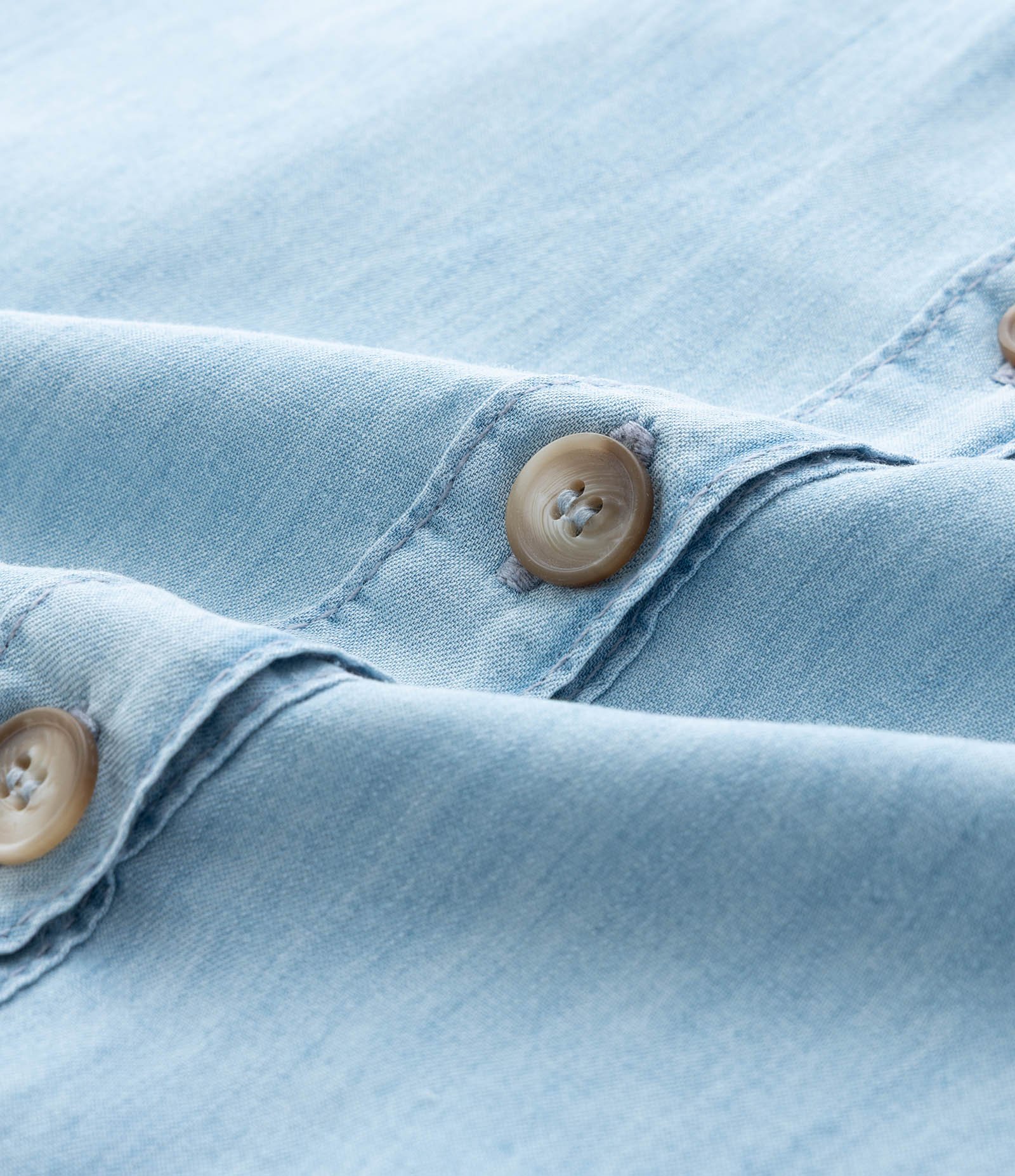 Camisa em Jeans com Bolsos Frontais Curve & Plus Size Claro 2 5