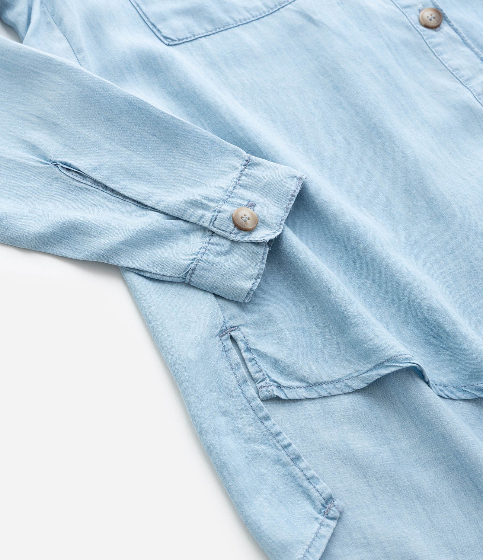 Camisa em Jeans com Bolsos Frontais Curve & Plus Size Claro 2 6