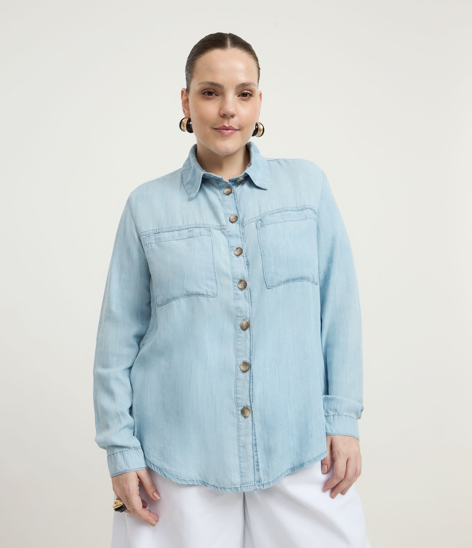 Camisa em Jeans com Bolsos Frontais Curve & Plus Size Claro 2 1