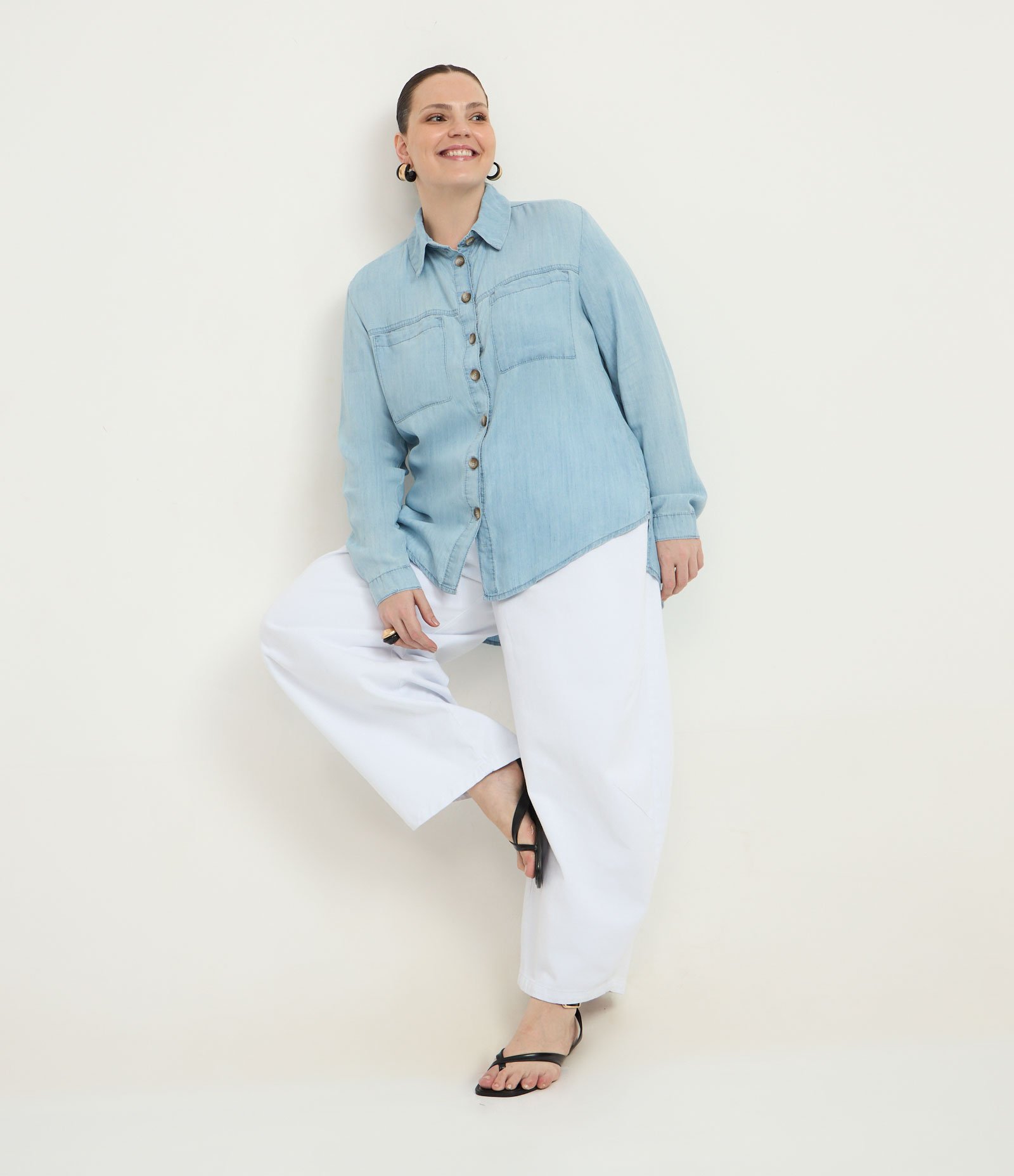 Camisa em Jeans com Bolsos Frontais Curve & Plus Size Claro 2 2