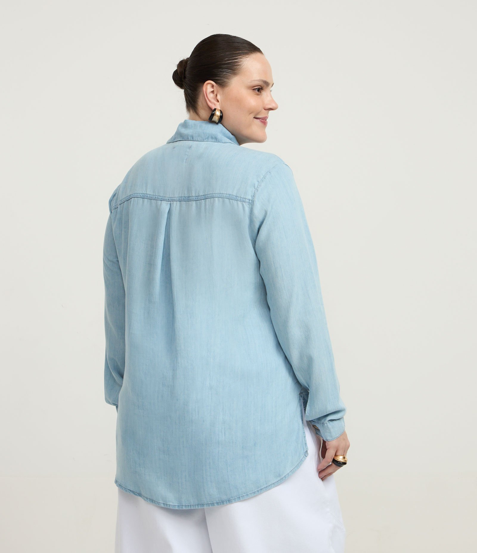 Camisa em Jeans com Bolsos Frontais Curve & Plus Size Claro 2 4