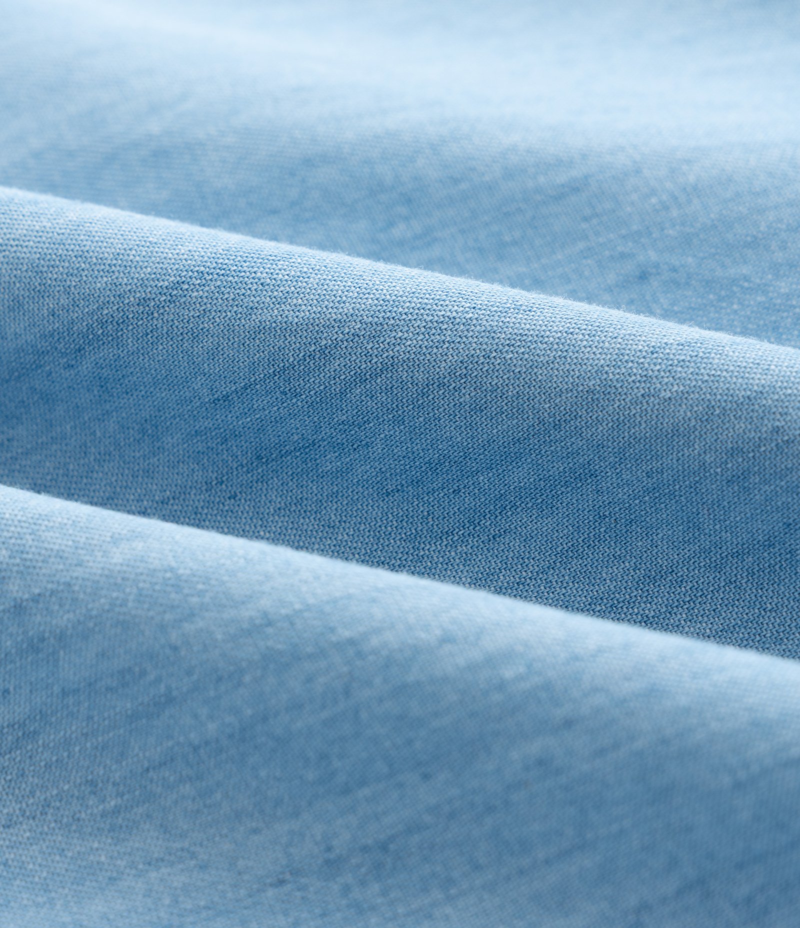 Camisa em Jeans com Bolsos Frontais Curve & Plus Size Azul 3