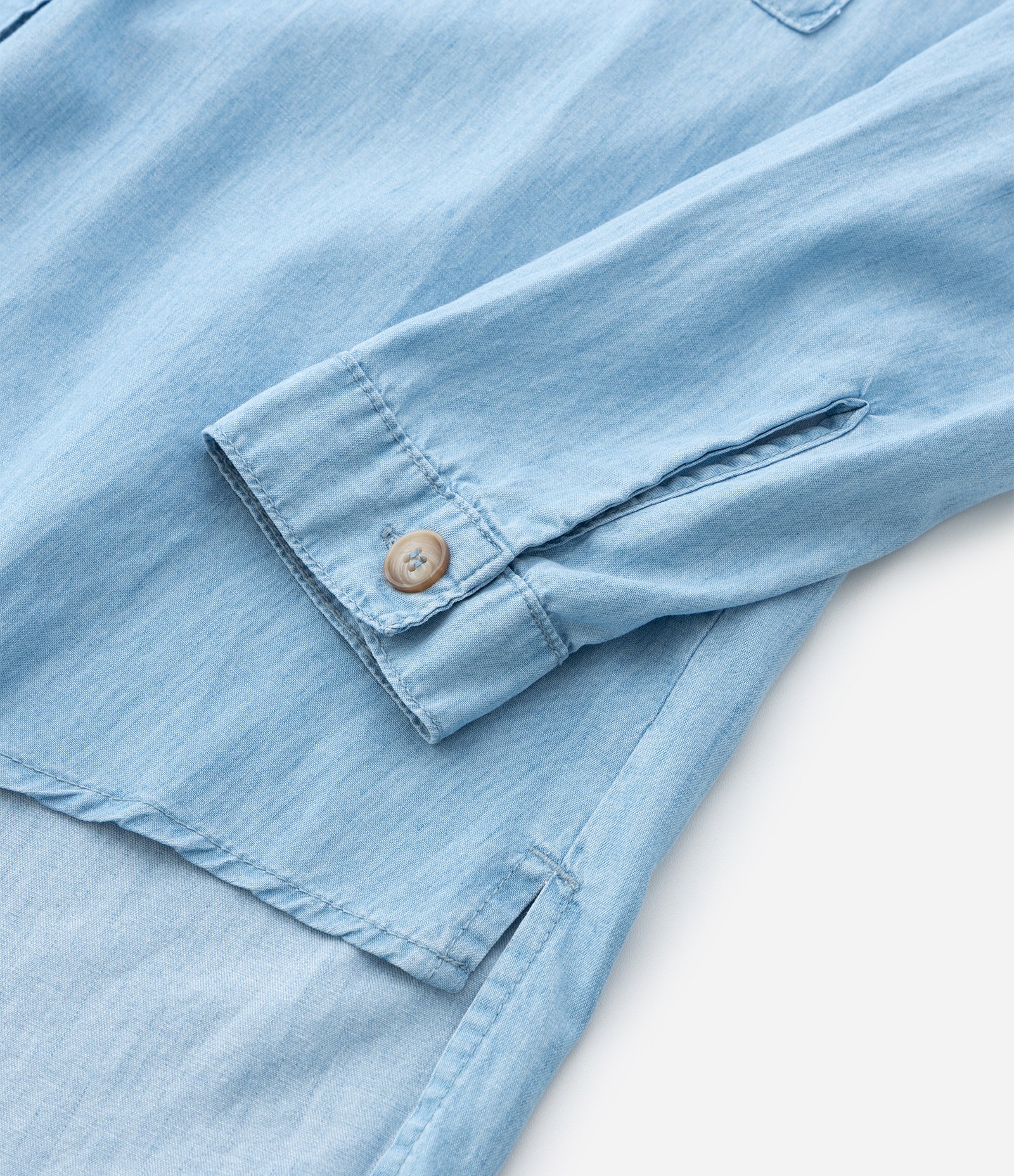 Camisa em Jeans com Bolsos Frontais Curve & Plus Size Azul 4