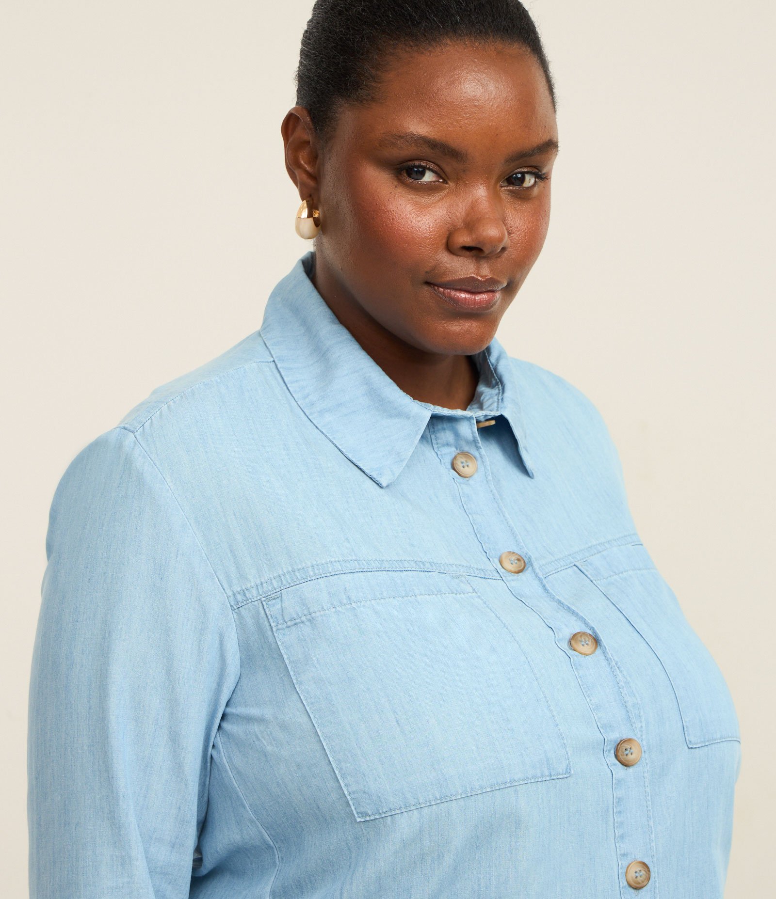Camisa em Jeans com Bolsos Frontais Curve & Plus Size Azul 1