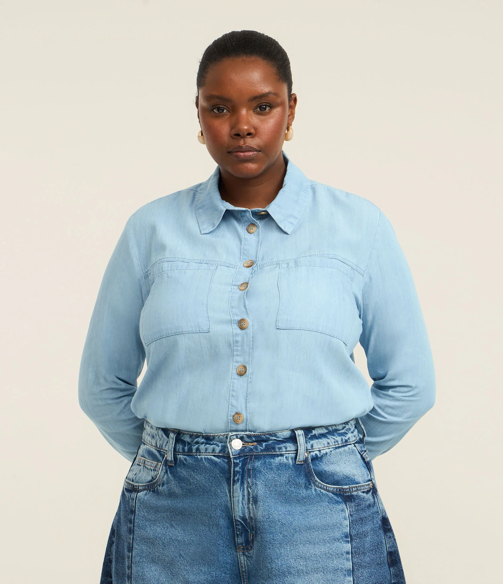 Camisa em Jeans com Bolsos Frontais Curve & Plus Size Azul 2