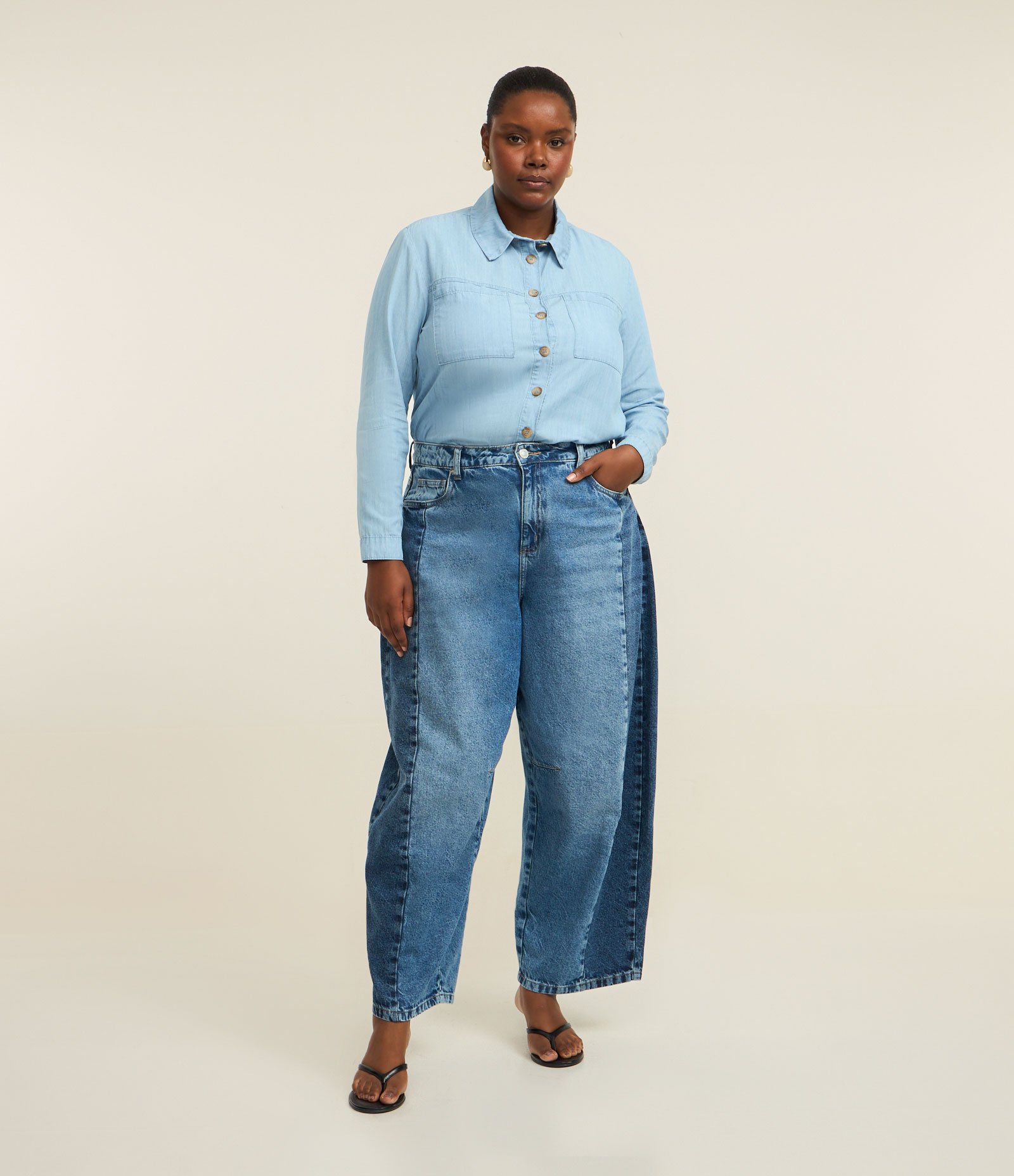 Camisa em Jeans com Bolsos Frontais Curve & Plus Size Azul 3