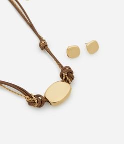 Conjunto de Colar com Cordão de Tecido Entrelaçado com Pingente e Brinco Botão