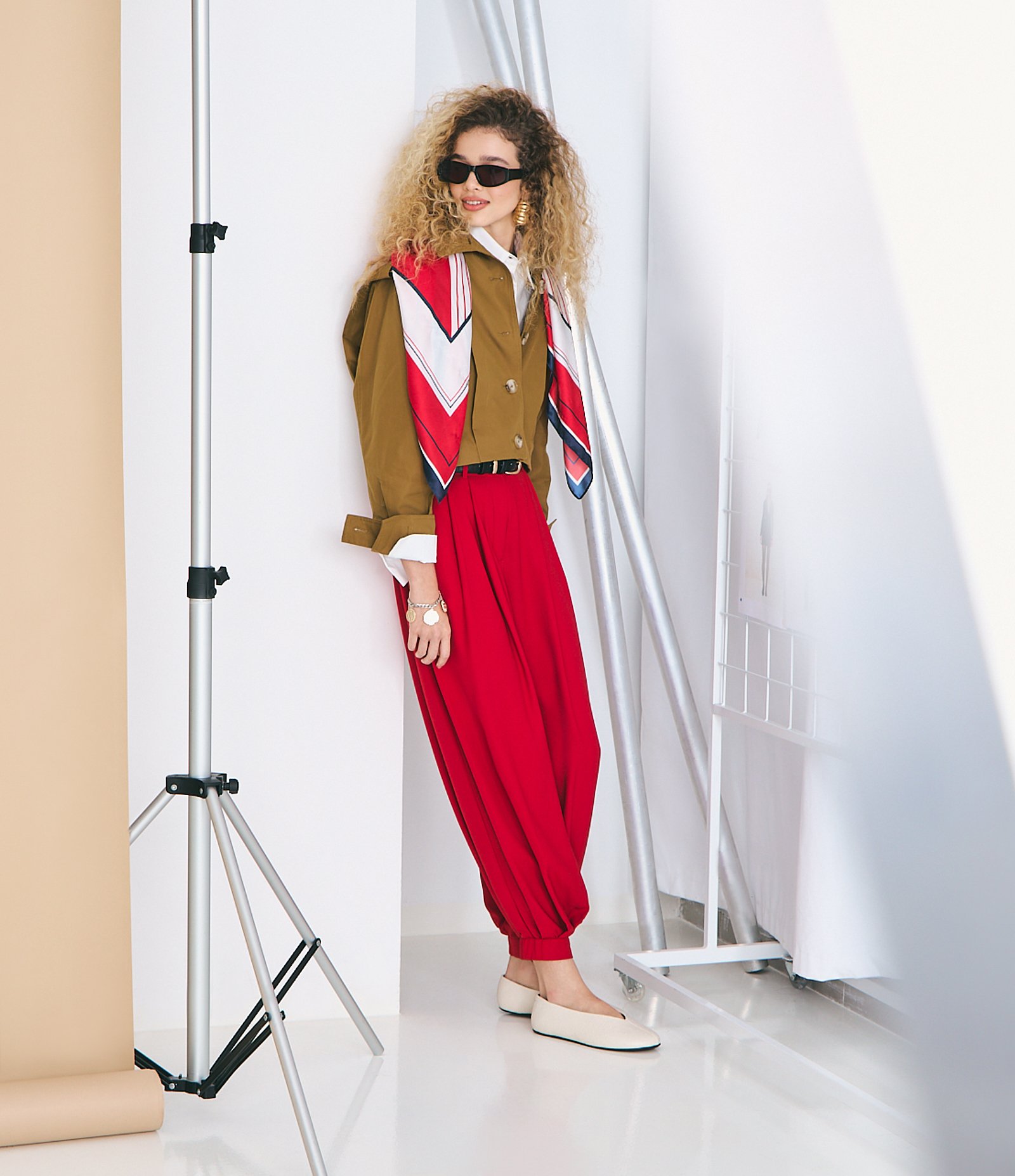 Calça Aladim Alfaiatada com Pregas e Cinto Correntinha Vermelho 1