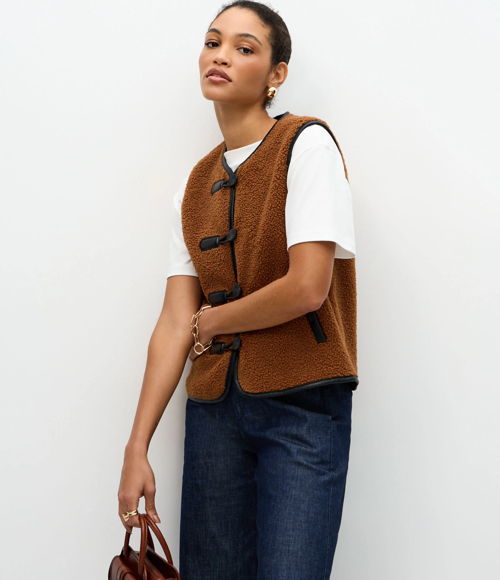 Colete com Textura de Pelos e Detalhes em PU Marrom 1