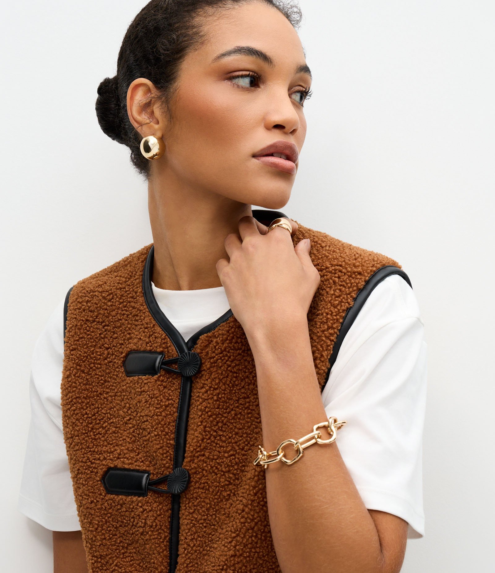 Colete com Textura de Pelos e Detalhes em PU Marrom 3