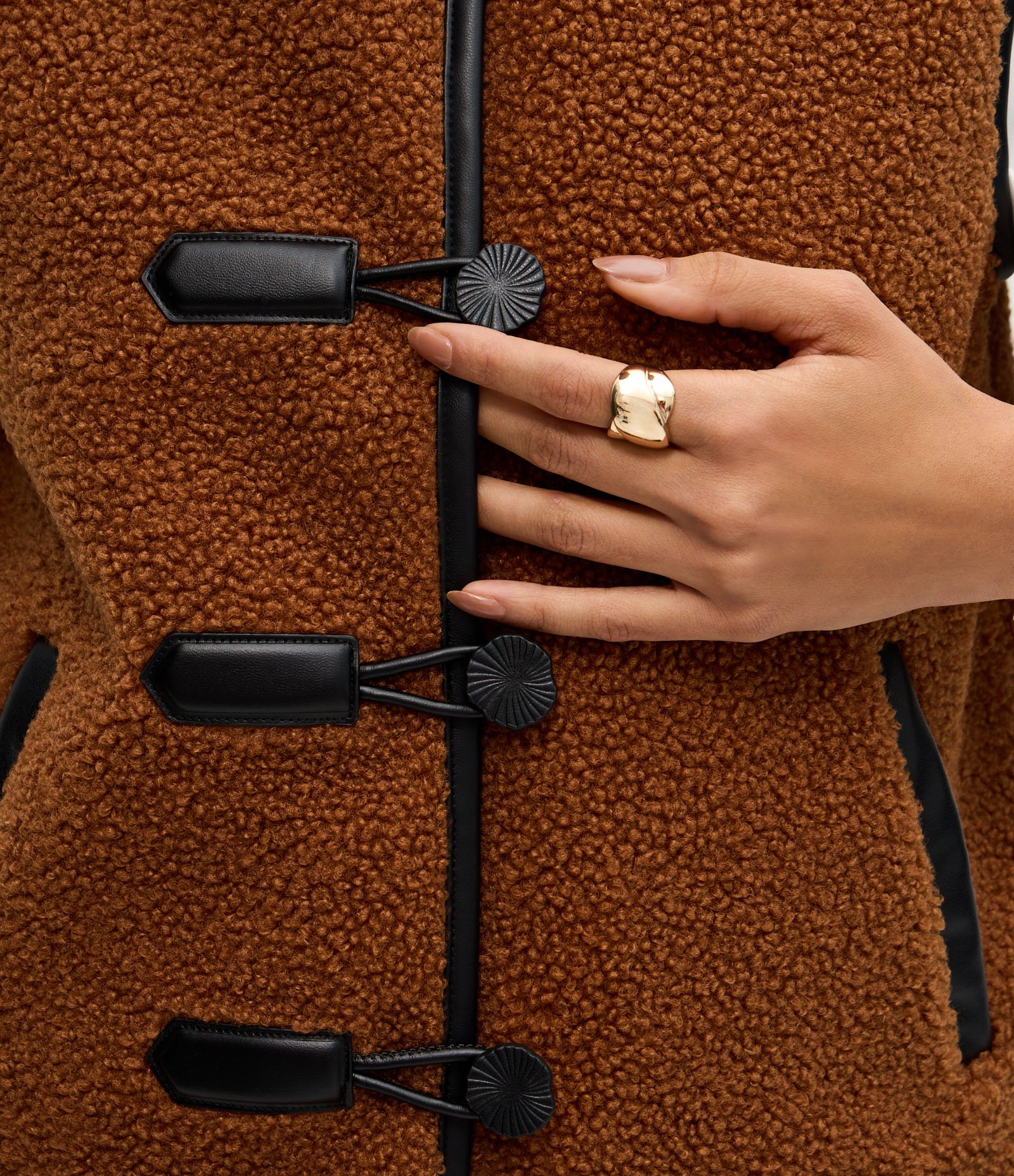 Colete com Textura de Pelos e Detalhes em PU Marrom 4