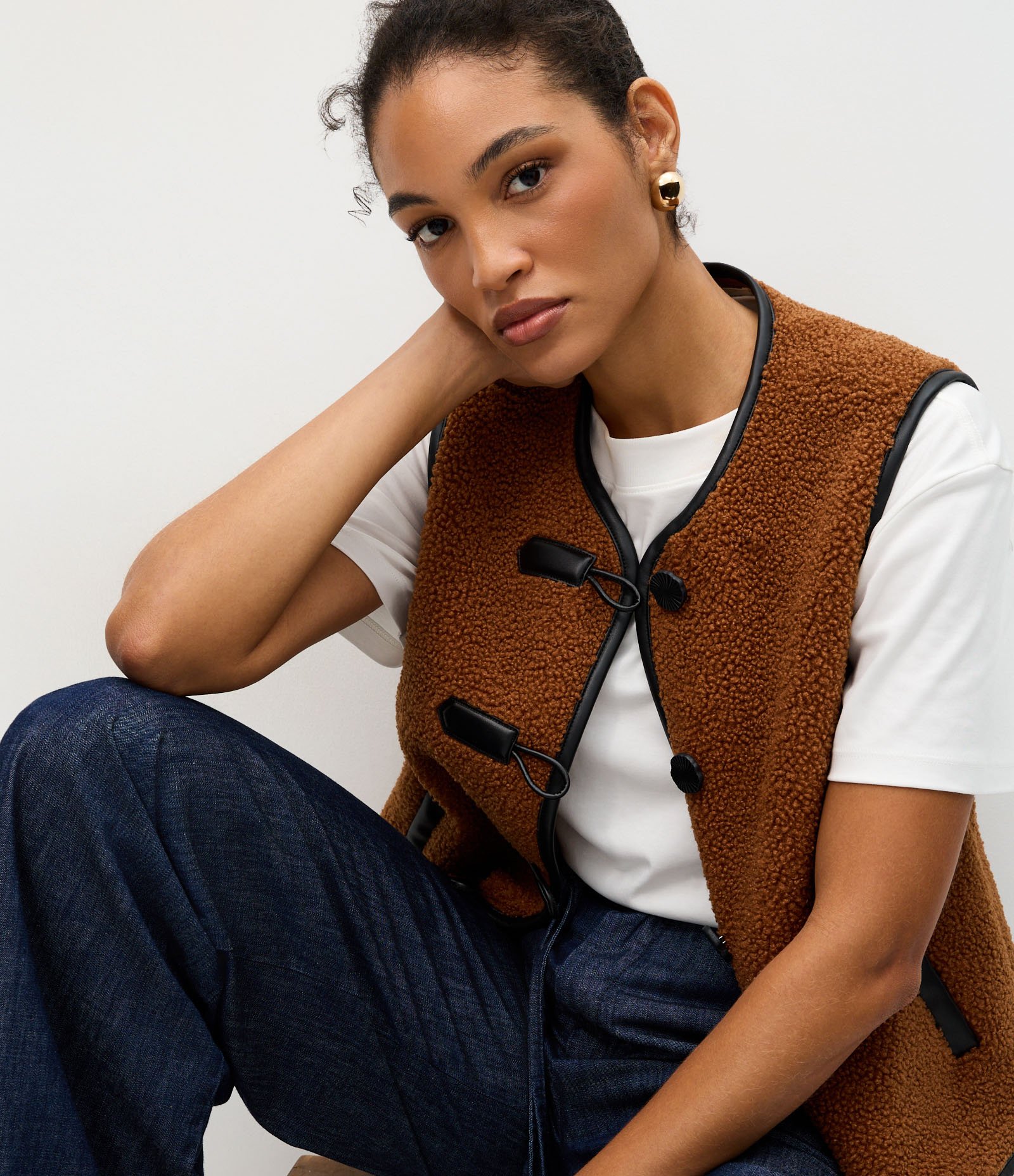 Colete com Textura de Pelos e Detalhes em PU Marrom 5