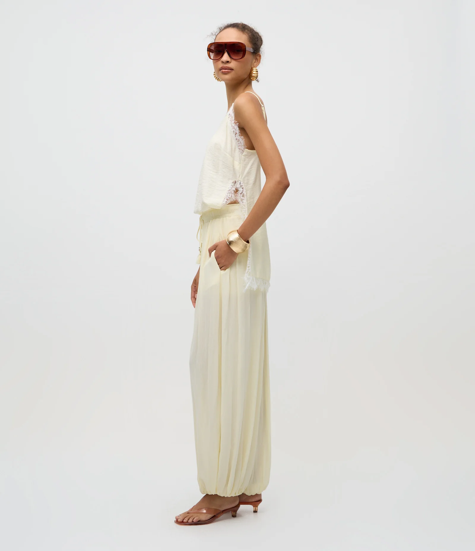 Calça Balloon em Viscose com Barra Franzida Bege 1