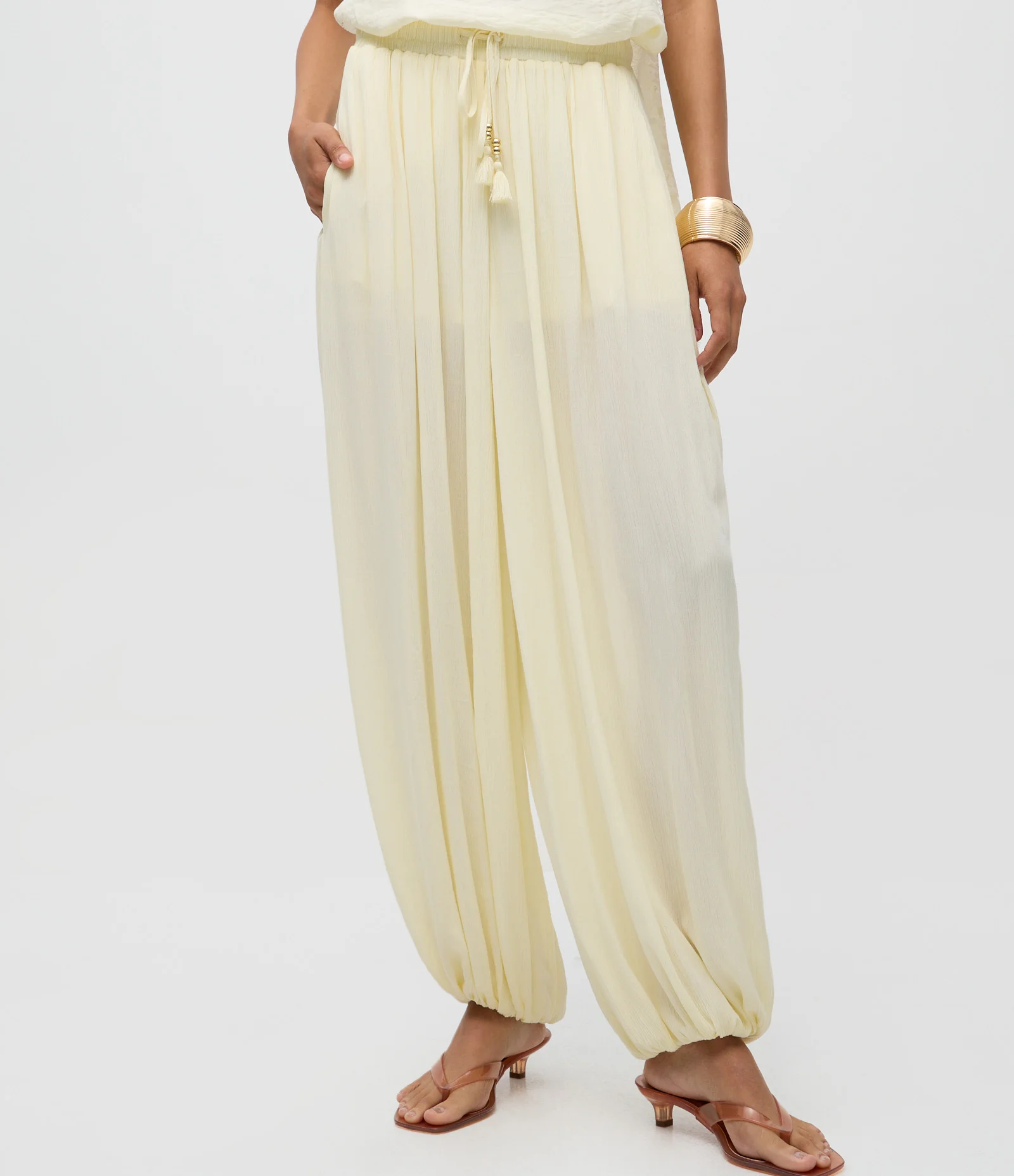 Calça Balloon em Viscose com Barra Franzida Bege 2