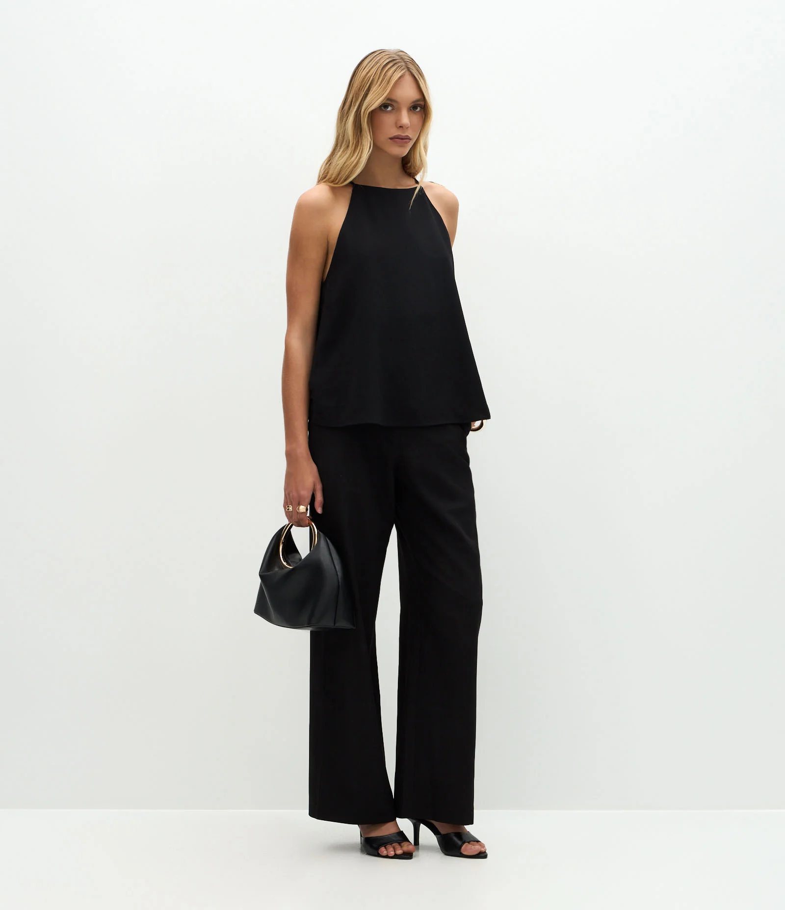 Blusa Feminina Sem Manga Halterneck em Crepe Preto 2