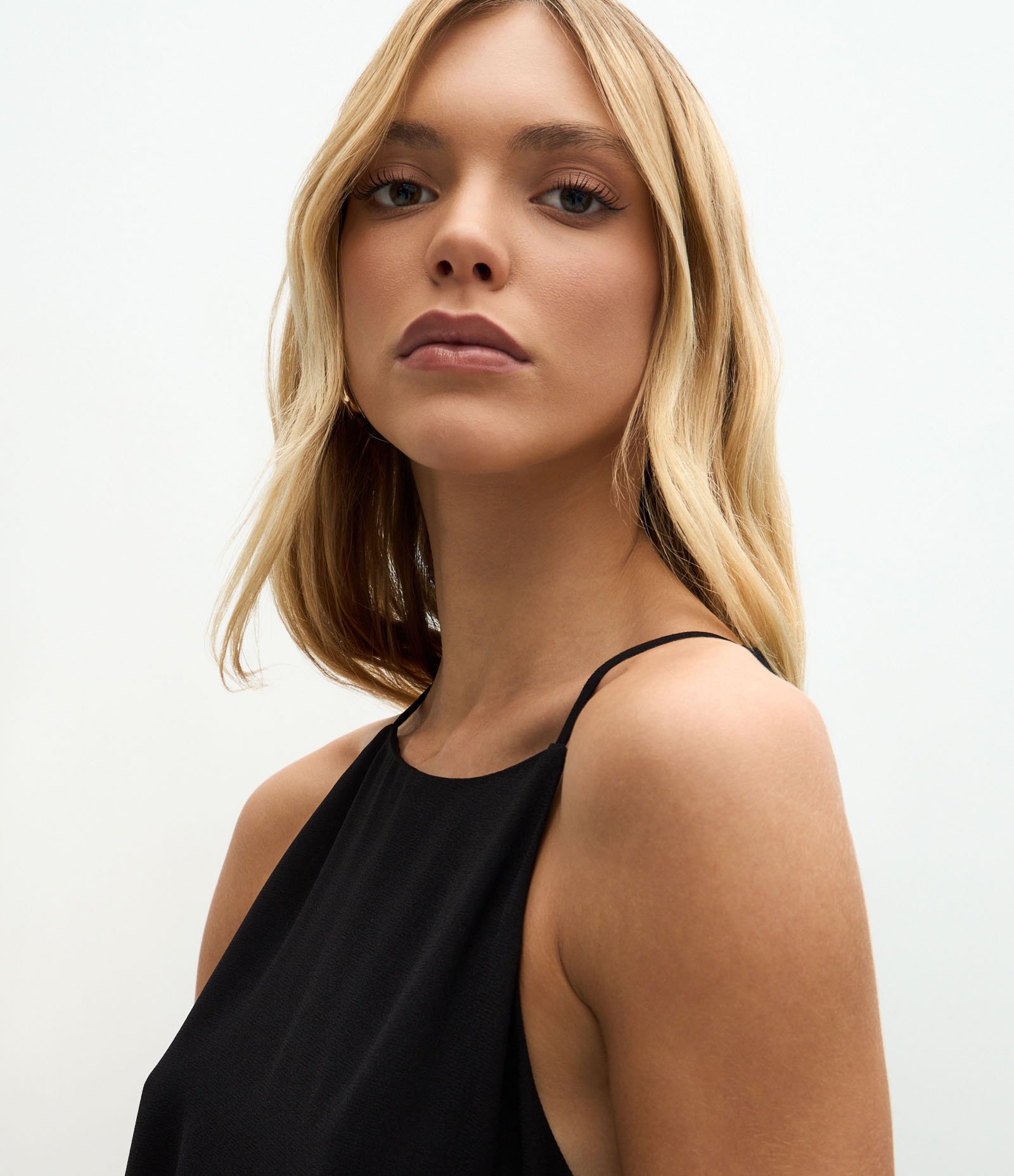 Blusa Feminina Sem Manga Halterneck em Crepe Preto 3