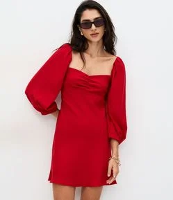 Vestido em Crepe com Manga Bufante e Decote Coração