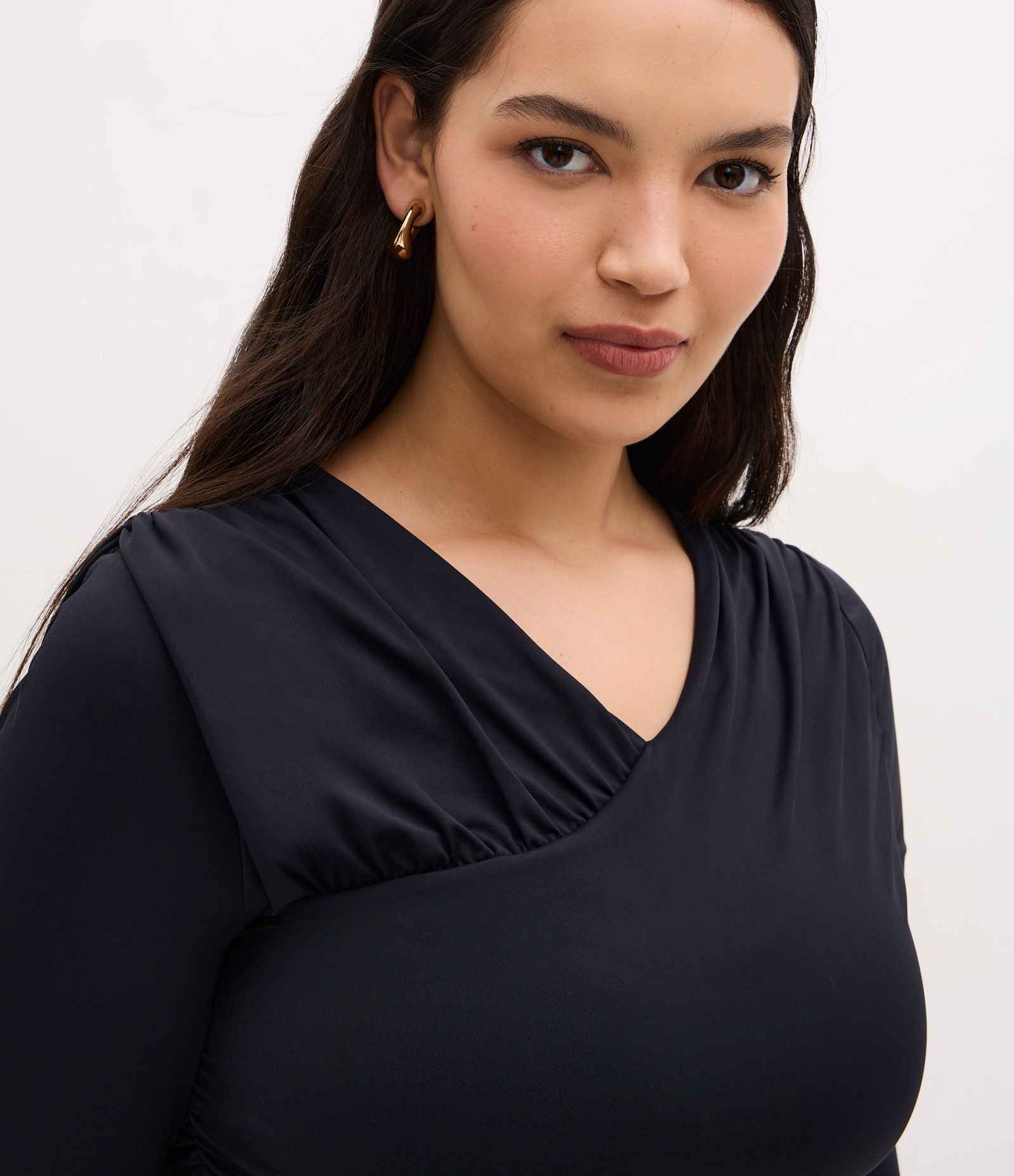 Blusa com Franzidos e Decote V Frente e Costas Curve & Plus Size Preto 3
