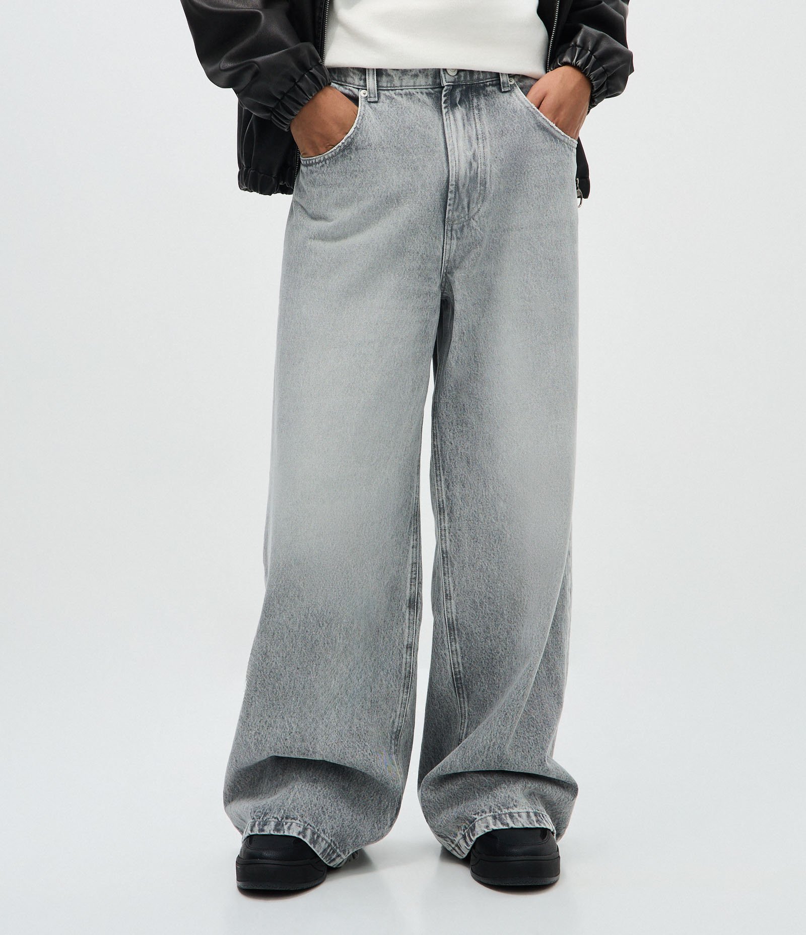 Calça Mega Baggy em Jeans com Bordado Localizado Cinza 2