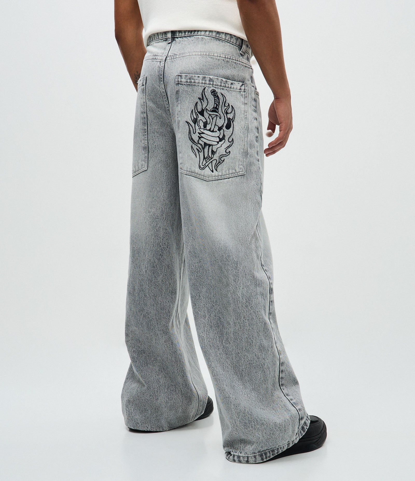 Calça Mega Baggy em Jeans com Bordado Localizado Cinza 3