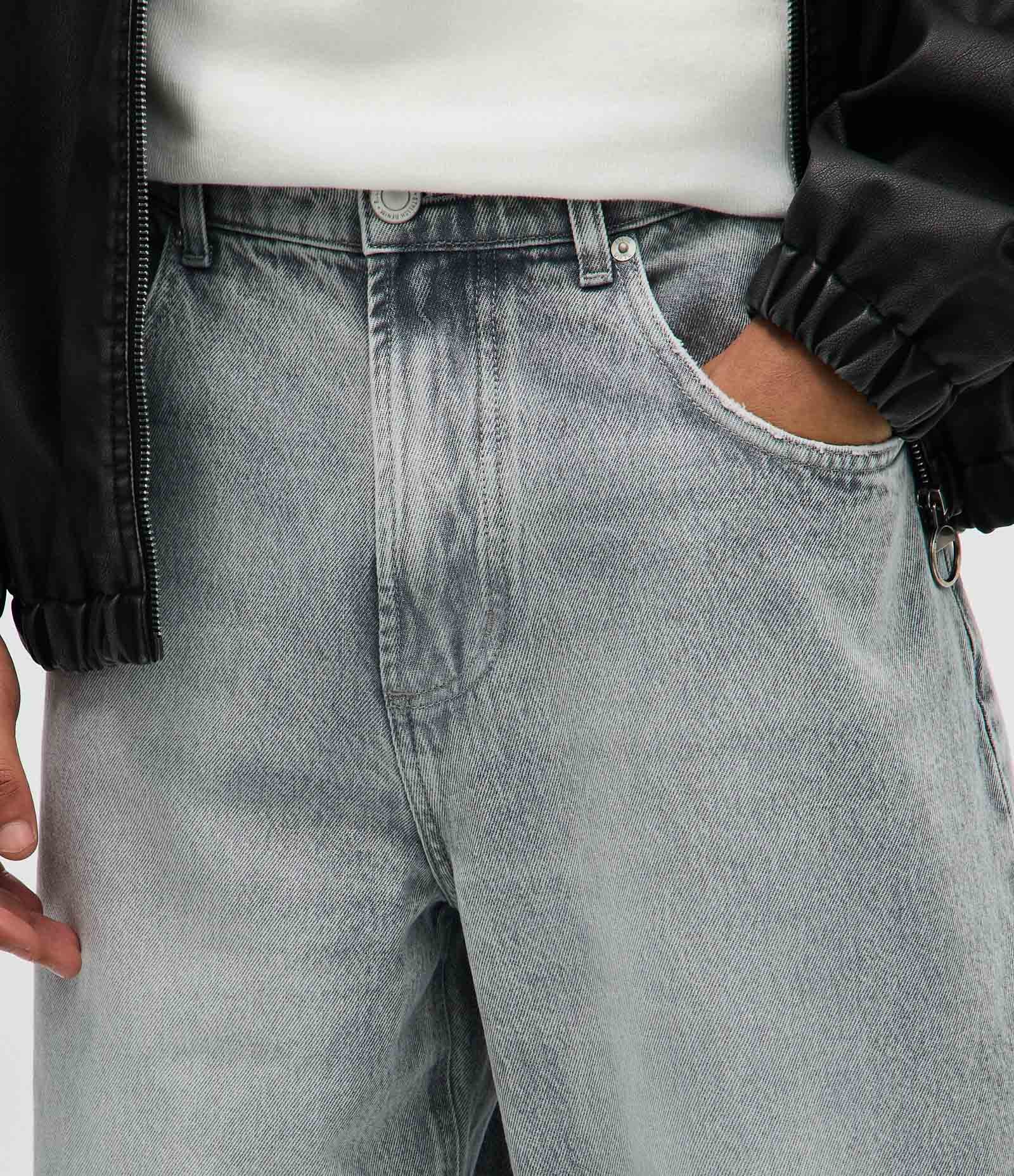 Calça Mega Baggy em Jeans com Bordado Localizado Cinza 4