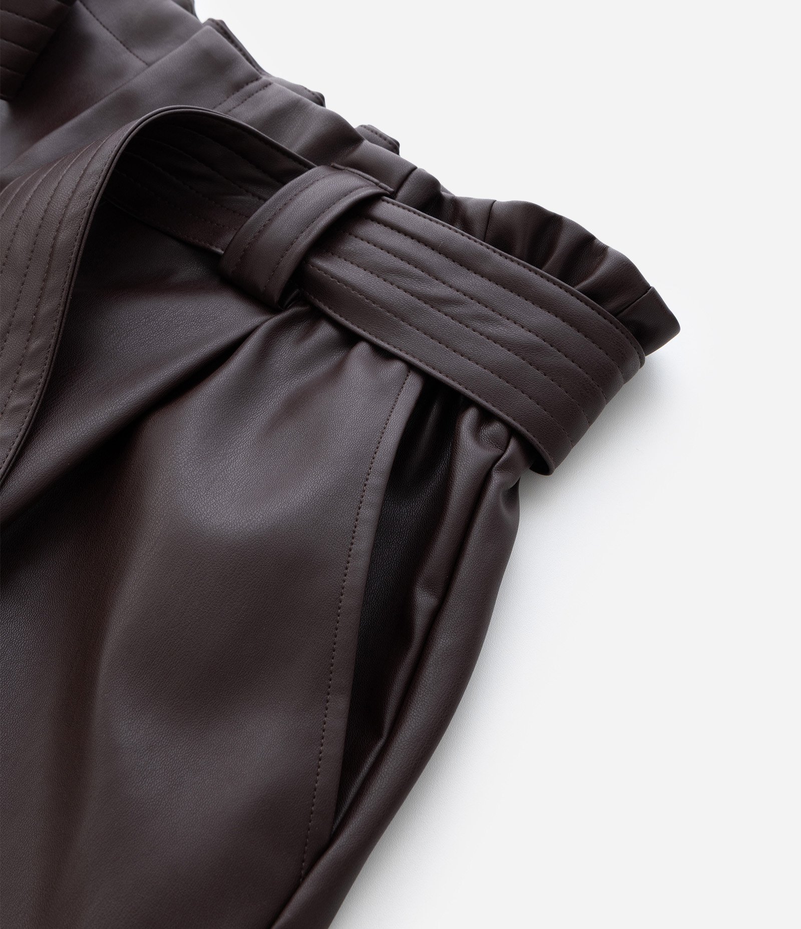 Short Clochard em PU com Faixa Curve & Plus Size Marrom 5