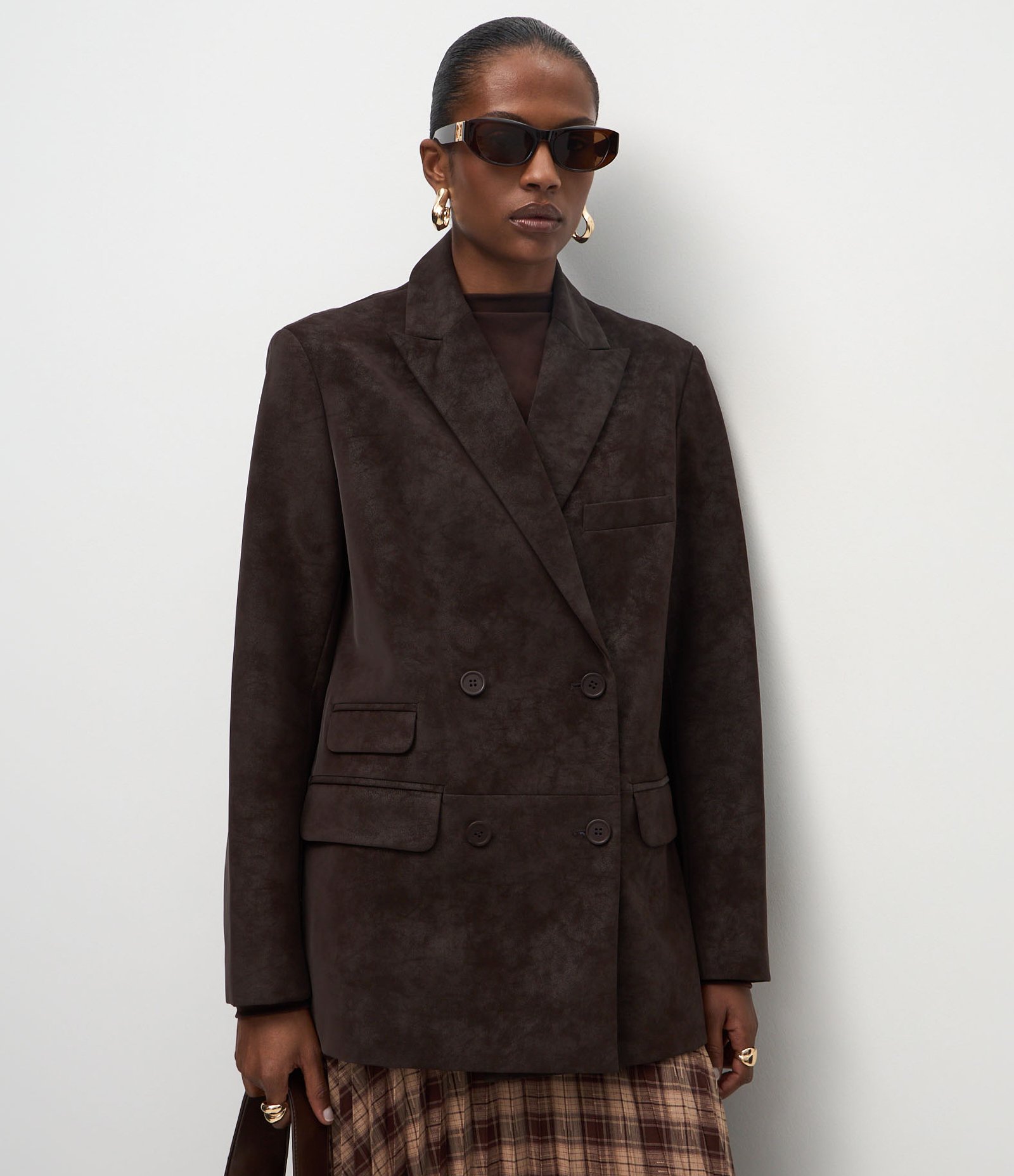 Blazer Estruturado em Suede com Abotoamento Transpassado Marrom 1