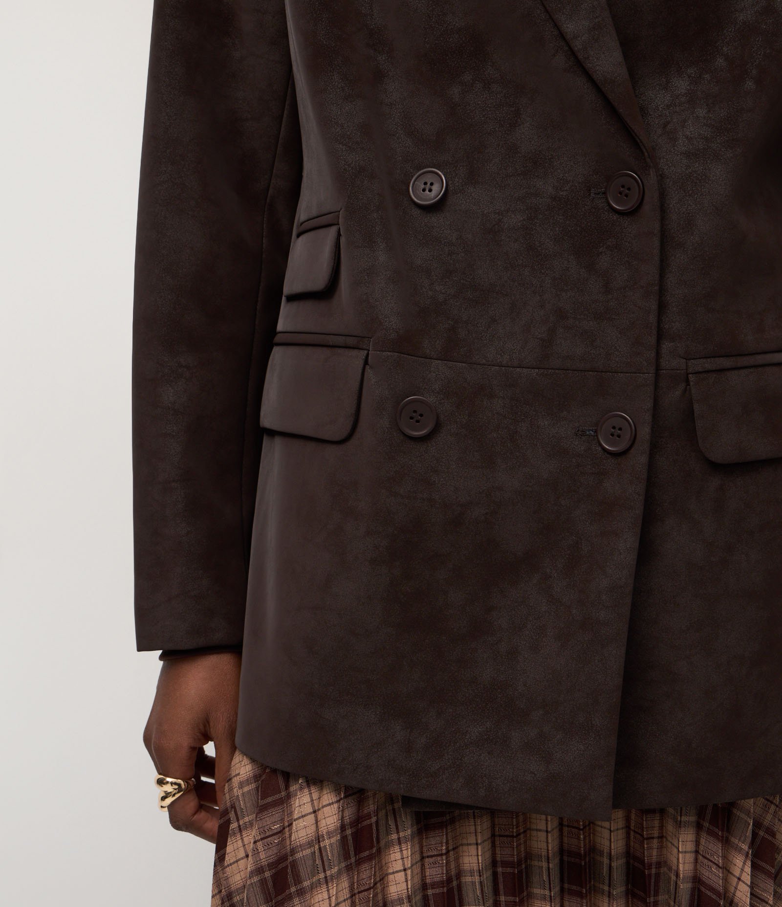 Blazer Estruturado em Suede com Abotoamento Transpassado Marrom 4