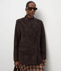 Blazer Estruturado em Suede com Abotoamento Transpassado