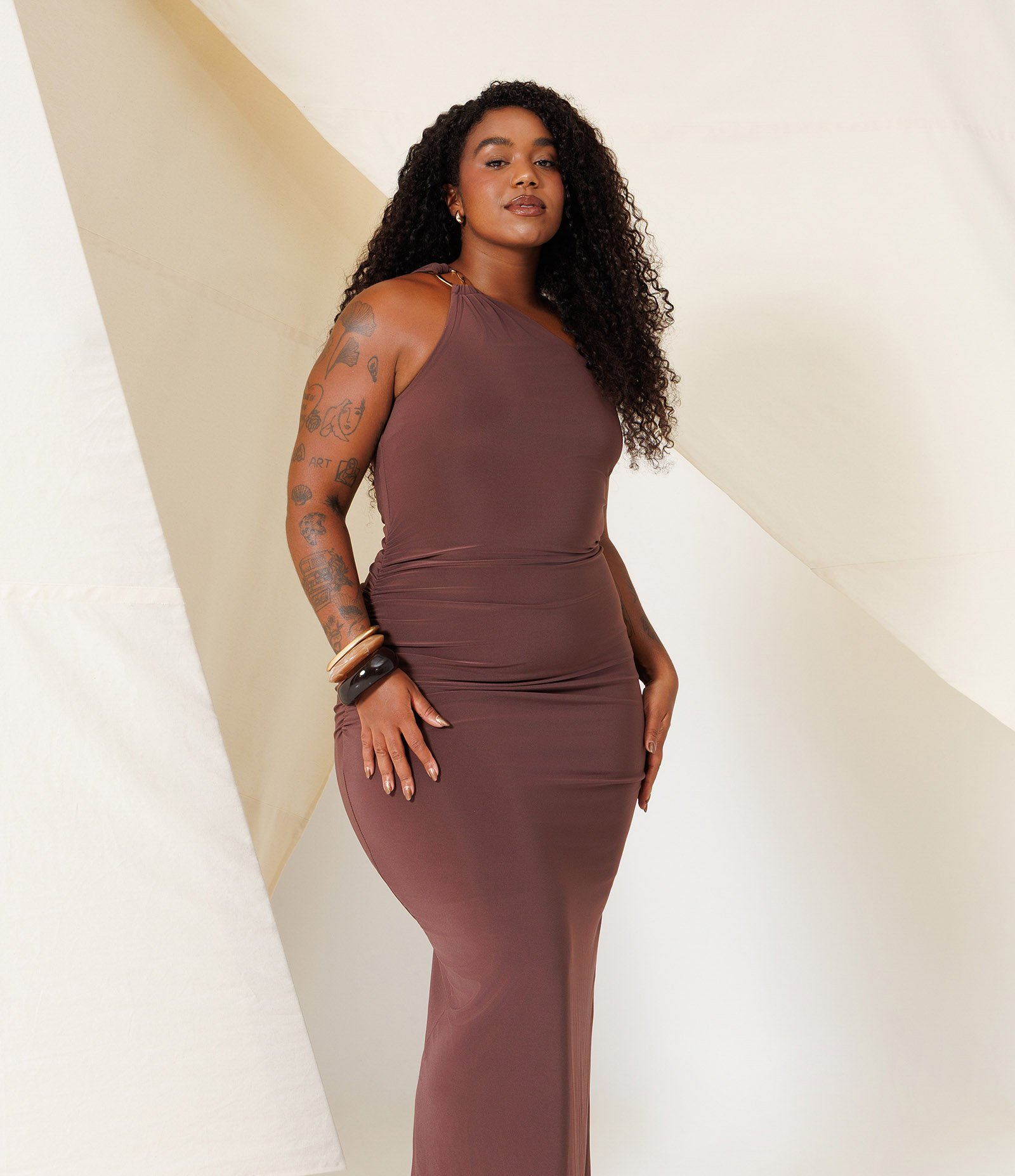 Vestido Longo com Detalhe Franzido e Aviamento no Ombro Curve & Plus Size Marrom 1