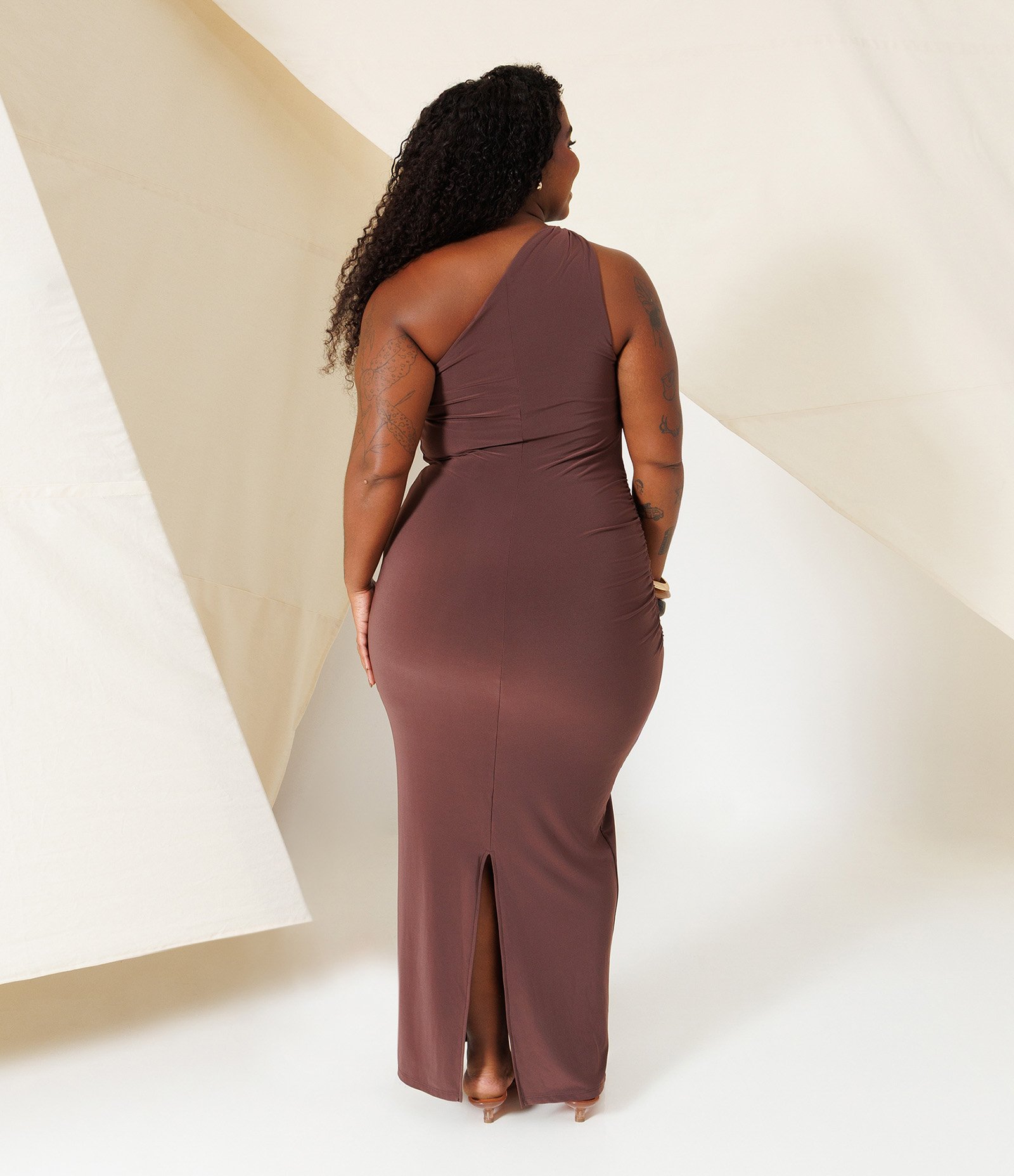 Vestido Longo com Detalhe Franzido e Aviamento no Ombro Curve & Plus Size Marrom 2