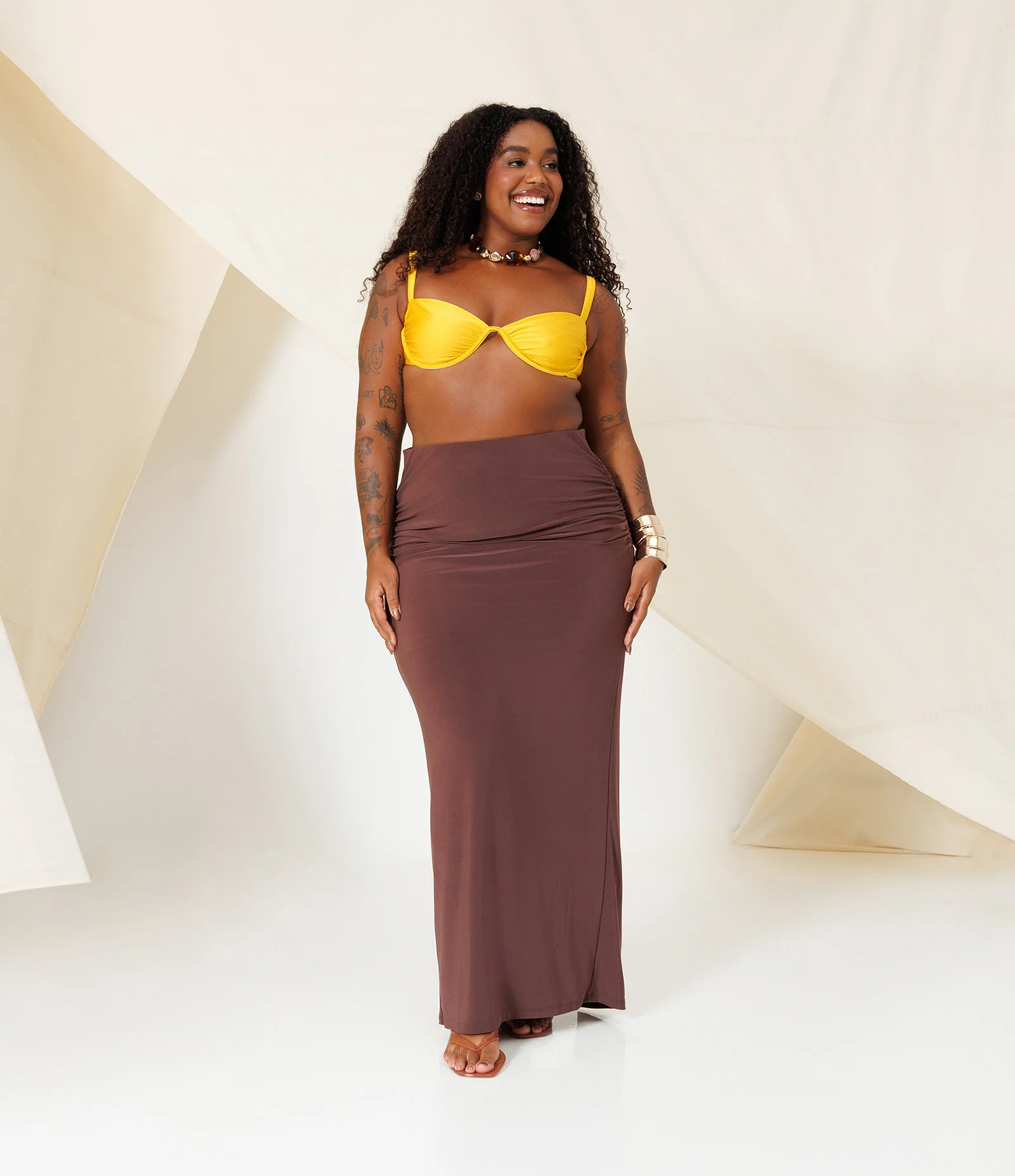 Saia Longa com Franzido no Quadril e Fenda nas Costas Curve & Plus Size Marrom 1