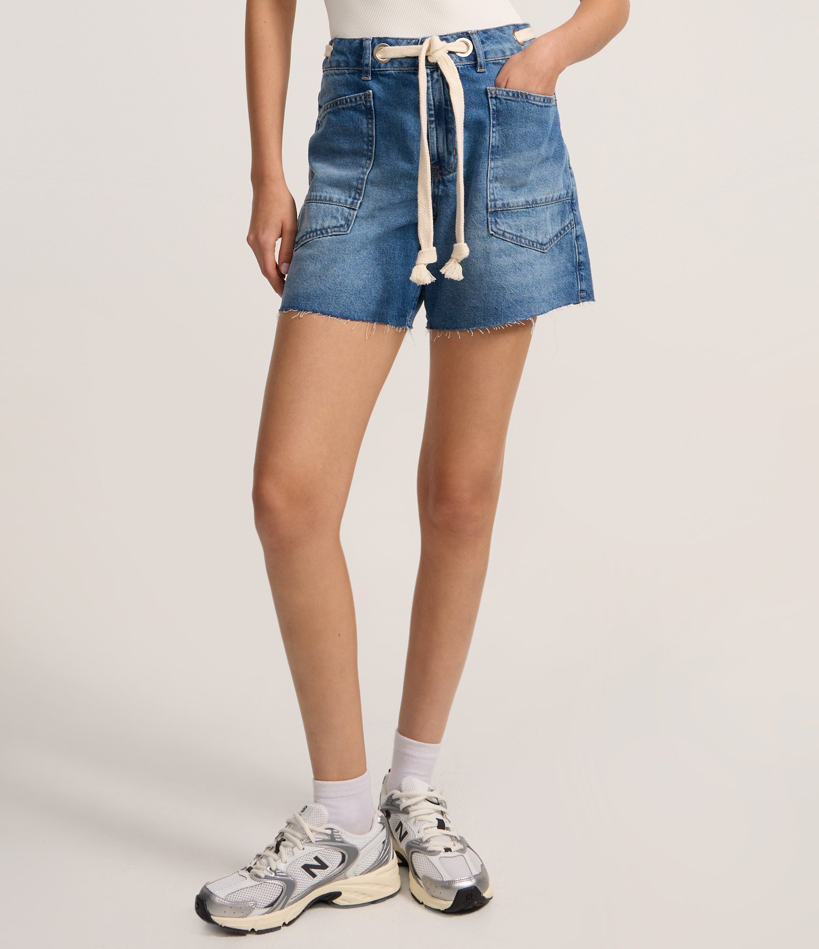 Short Mom Jeans Relaxed com Ilhoses e Cinto de Cordão Azul 3