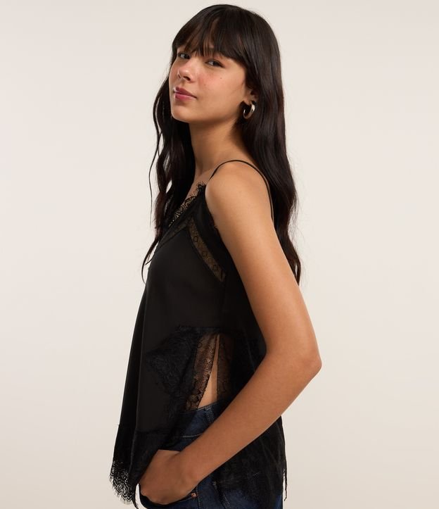 Blusa em Cetim com Detalhes em Renda e Fenda Lateral