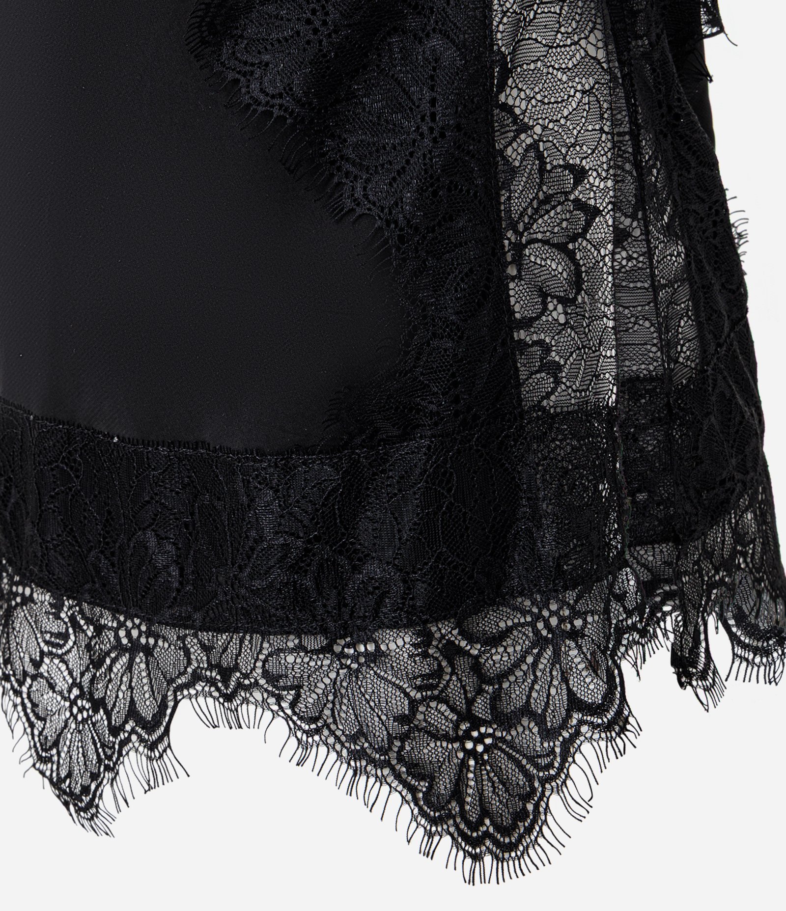 Blusa em Cetim com Detalhes em Renda e Fenda Lateral Preto 6