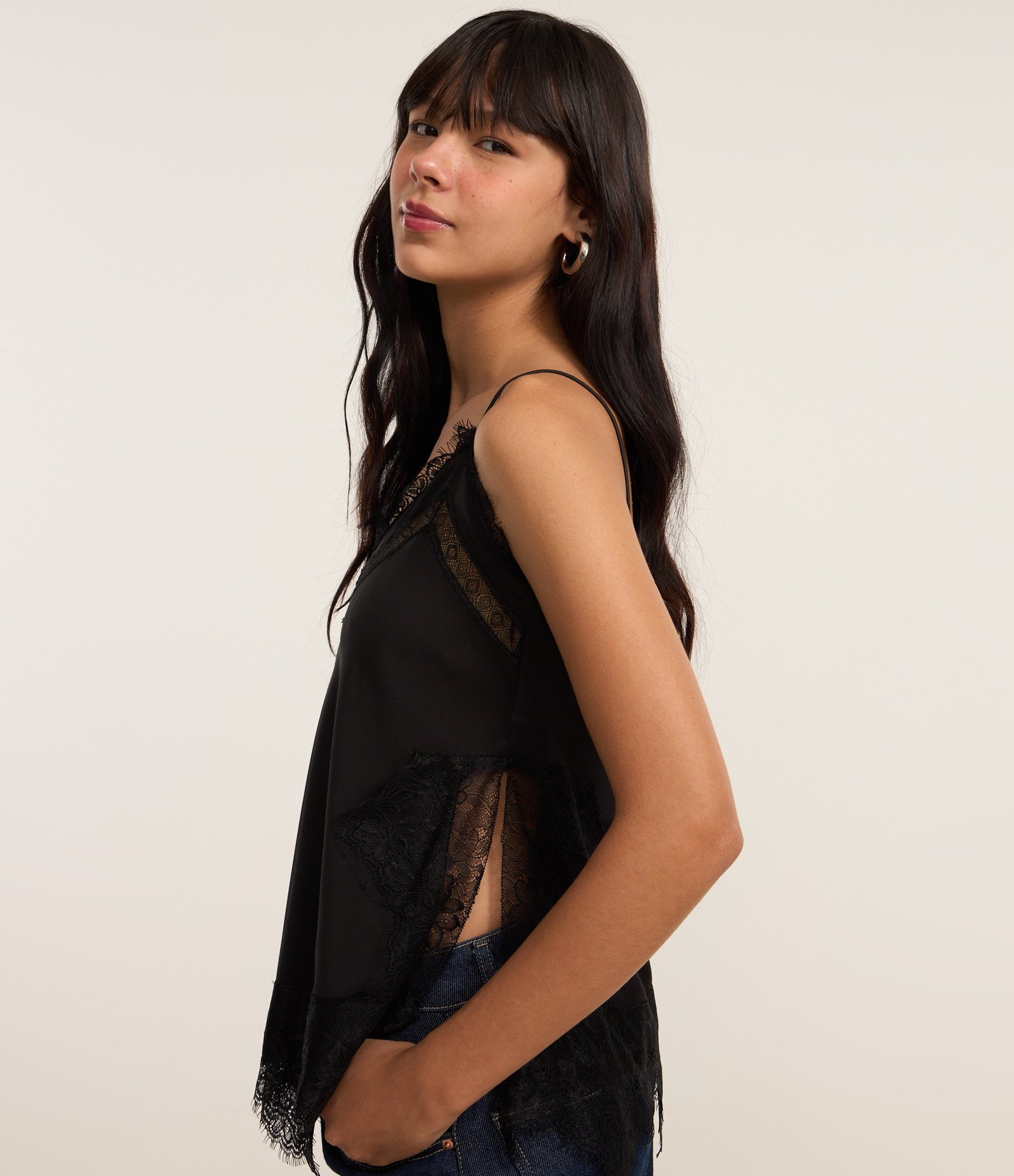 Blusa em Cetim com Detalhes em Renda e Fenda Lateral Preto 1