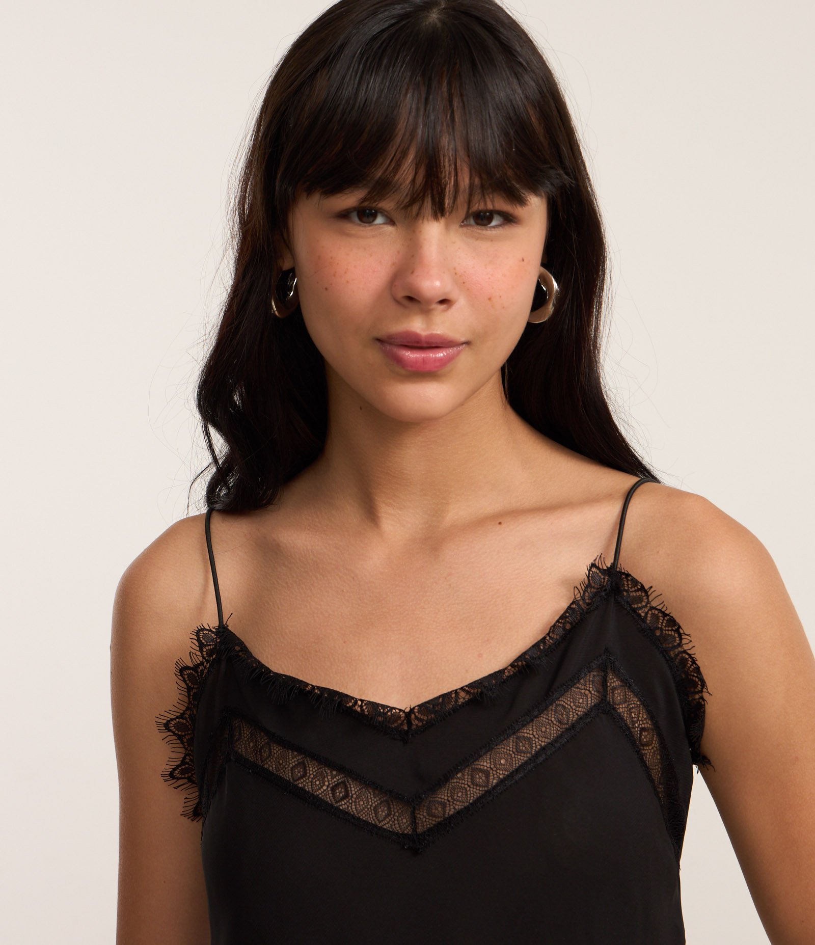 Blusa em Cetim com Detalhes em Renda e Fenda Lateral Preto 3