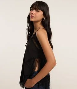 Blusa em Cetim com Detalhes em Renda e Fenda Lateral