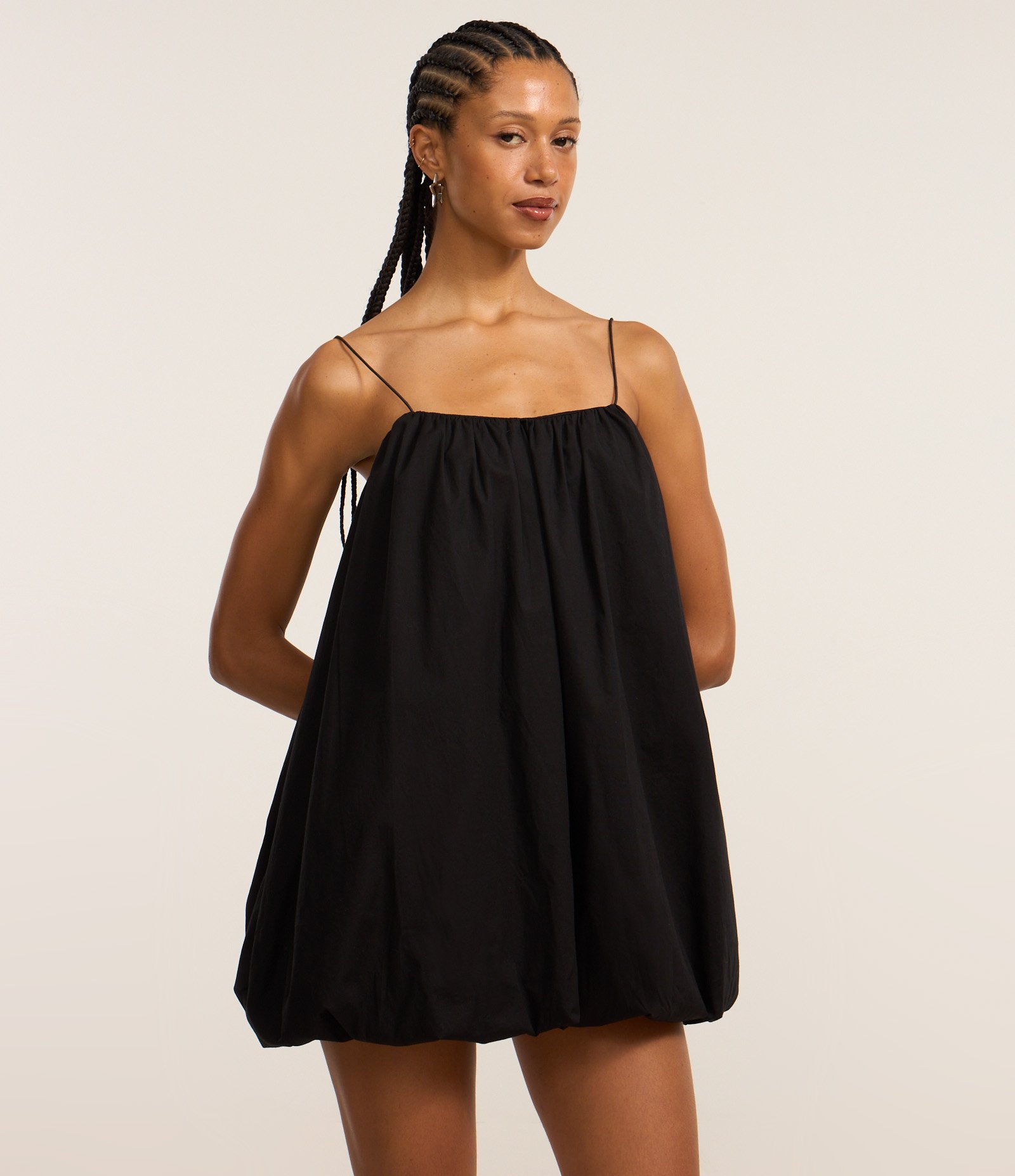 Vestido Curto Balonê com Alças Finas Preto 1