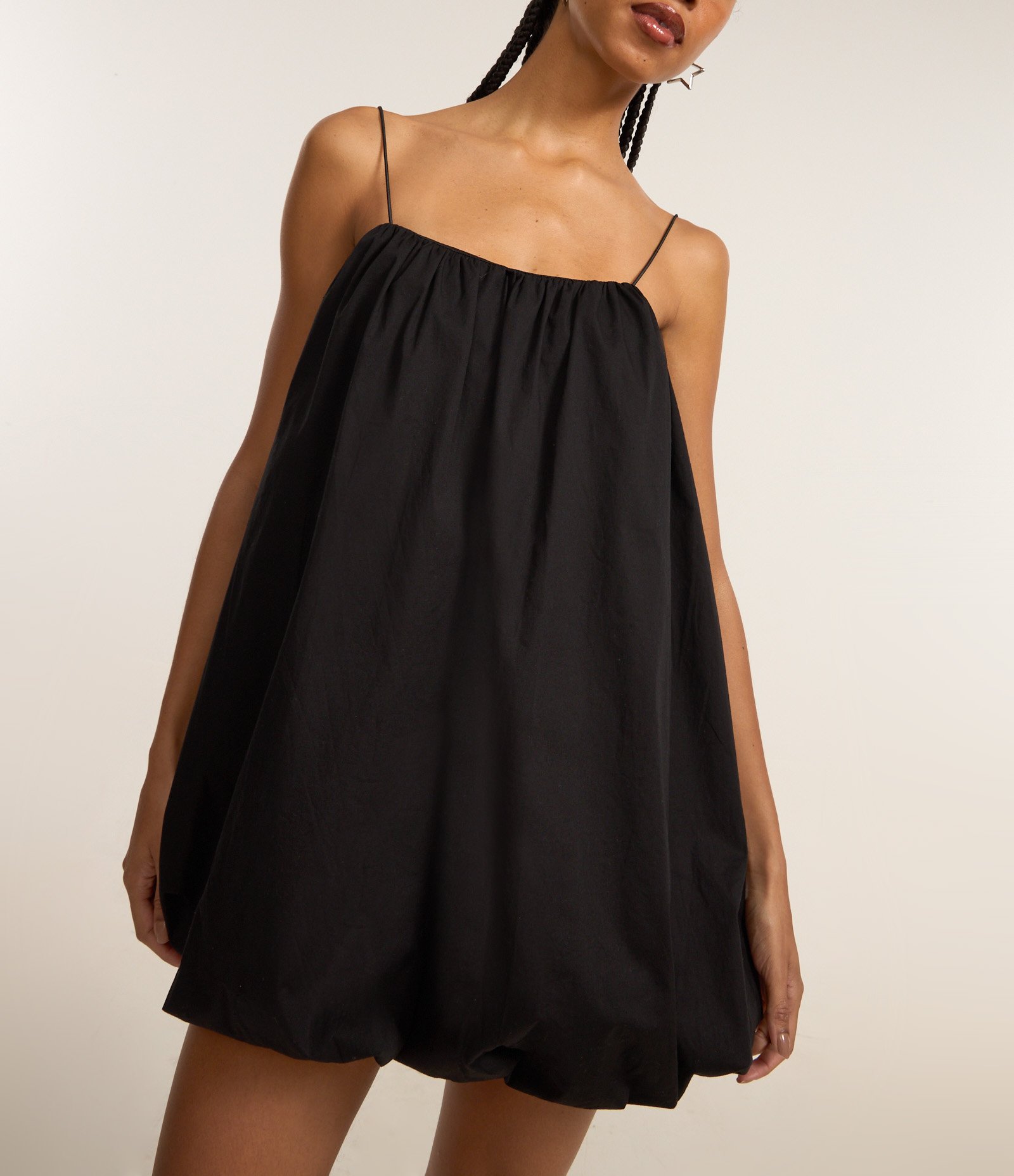 Vestido Curto Balonê com Alças Finas Preto 3