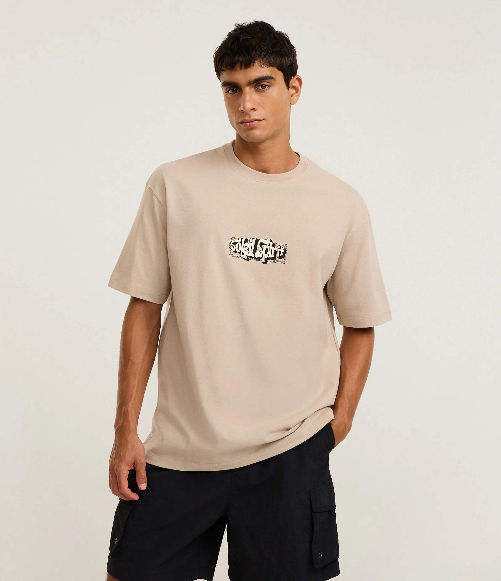 Camiseta Relaxed em Algodão com Estampa Localizada Soleil Spirit Bege 1