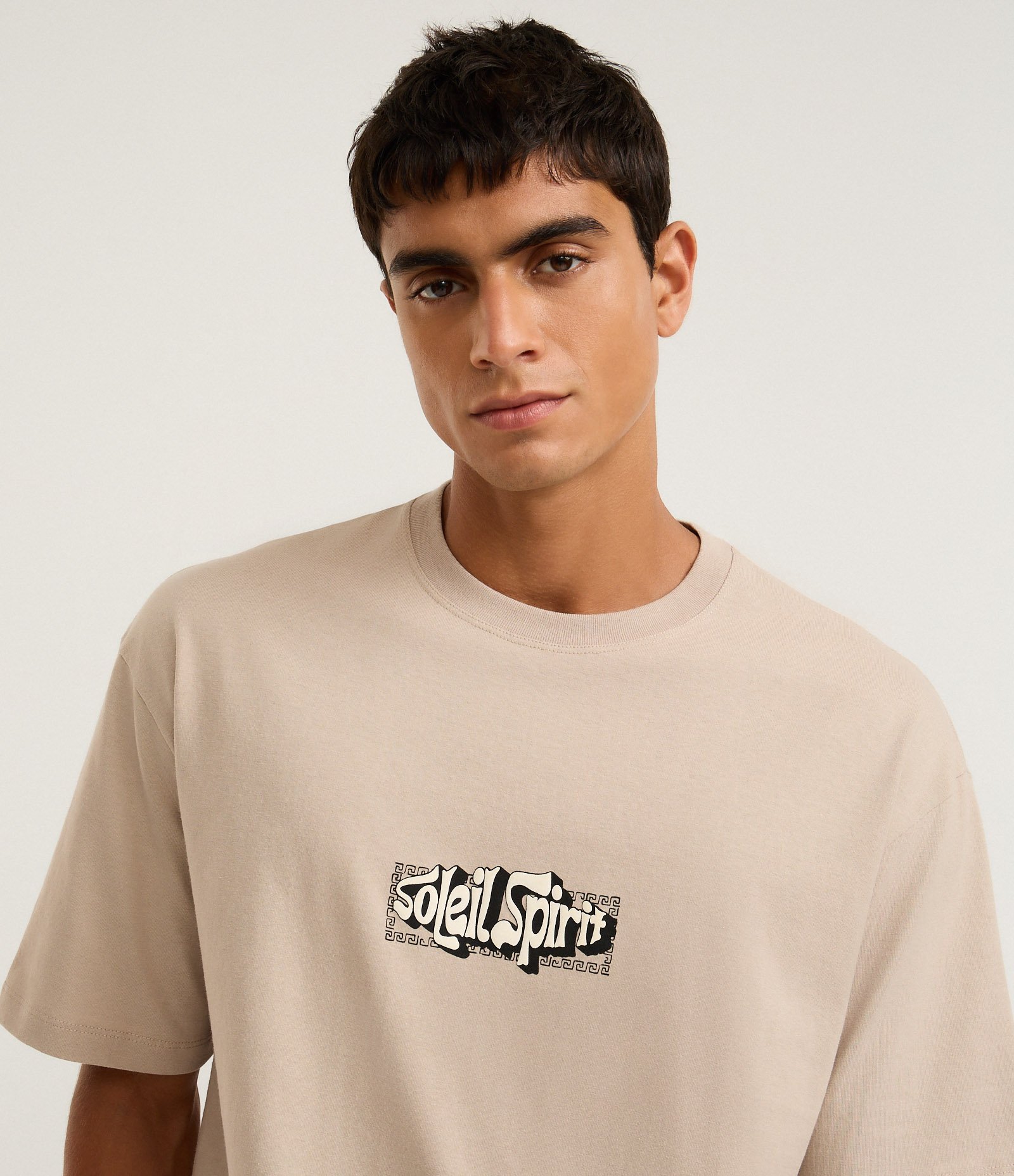 Camiseta Relaxed em Algodão com Estampa Localizada Soleil Spirit Bege 3
