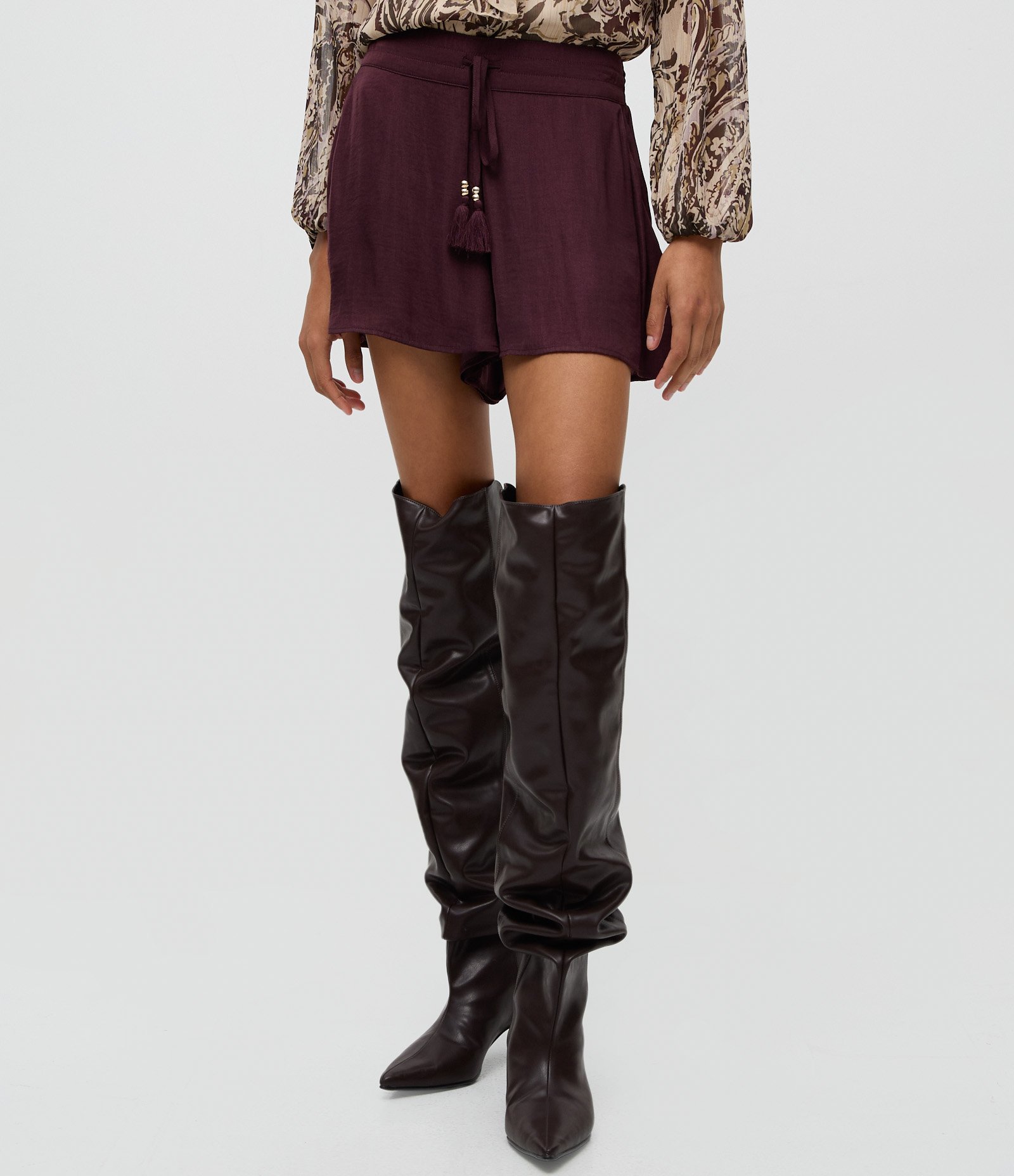 Short Evasê Acetinado com Cintura Alta e Tassel Bordô 2